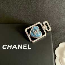 CHANEL🇫🇷小香 专柜新款珍珠香奈儿胸针,是最懂女人的饰物。那些倾注了全部心血去做自己的女人,往往更 CHANEL🇫🇷小香 专柜新款珍珠香奈儿胸针,是最懂女人的饰物。那些倾注了全部心血去做自己的女人,往往更