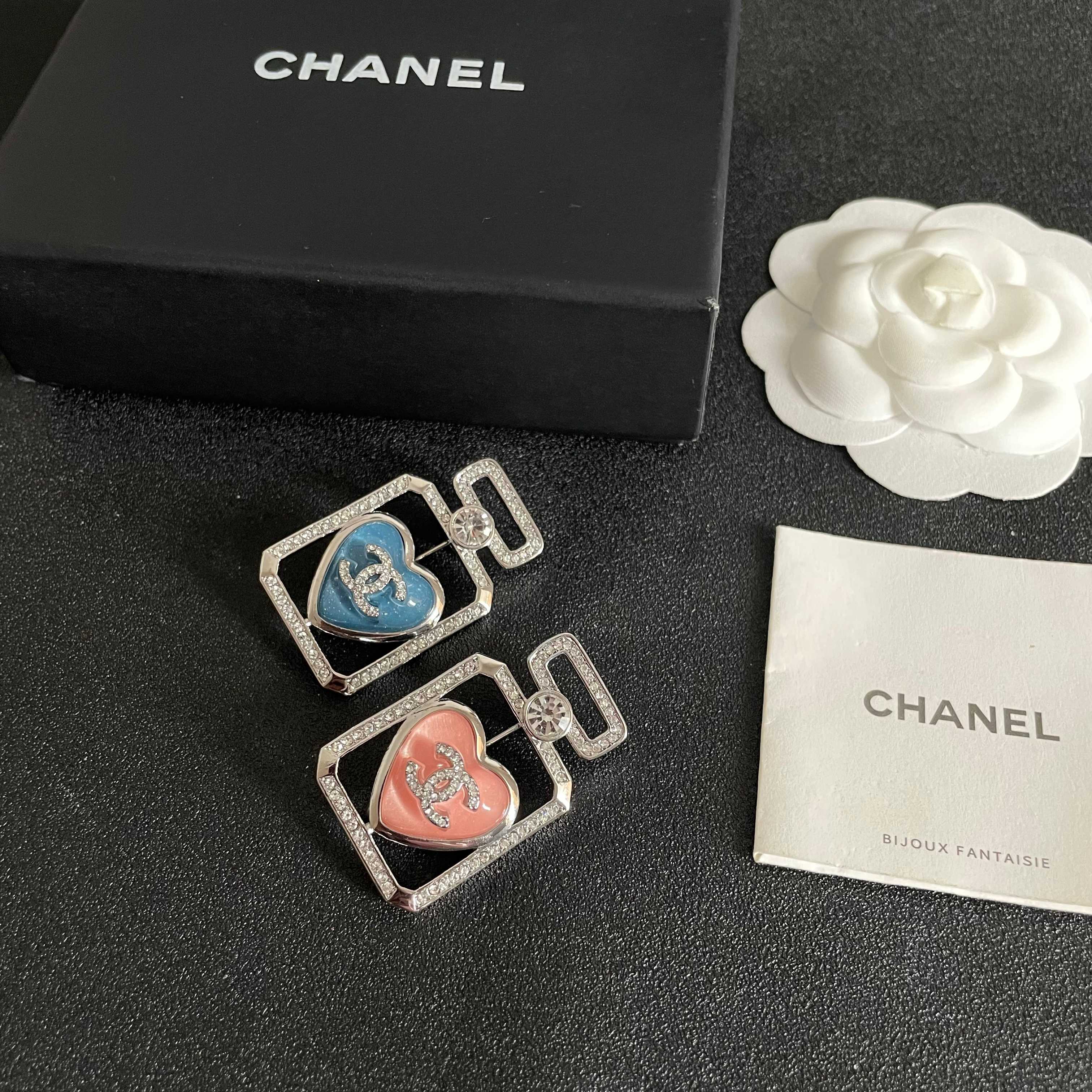 CHANEL🇫🇷小香 专柜新款珍珠香奈儿胸针，是最懂女人的饰物。那些倾注了全部心血去做自己的女人，往往更