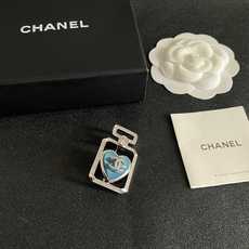 CHANEL🇫🇷小香 专柜新款珍珠香奈儿胸针,是最懂女人的饰物。那些倾注了全部心血去做自己的女人,往往更 CHANEL🇫🇷小香 专柜新款珍珠香奈儿胸针,是最懂女人的饰物。那些倾注了全部心血去做自己的女人,往往更