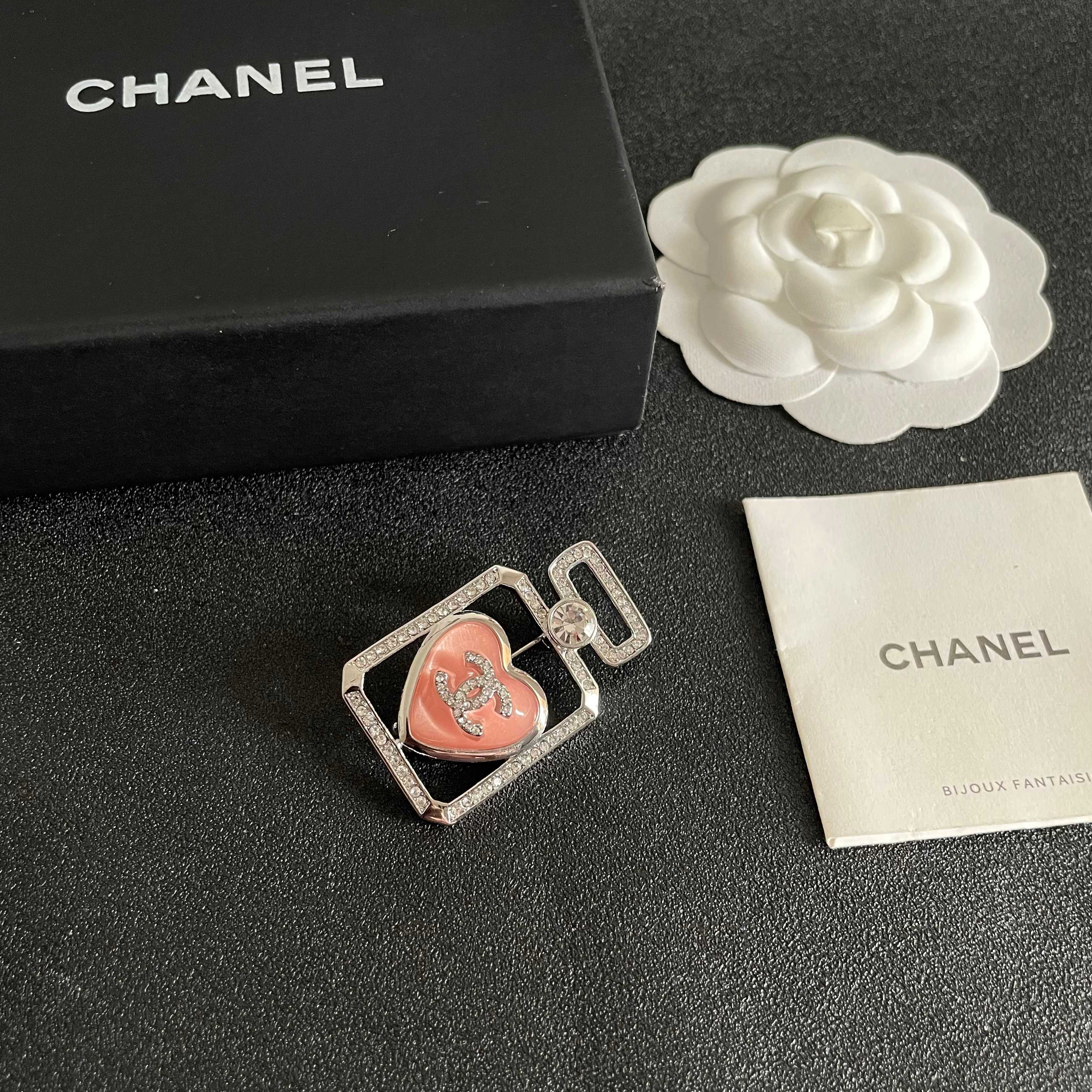 CHANEL🇫🇷小香 专柜新款珍珠香奈儿胸针，是最懂女人的饰物。那些倾注了全部心血去做自己的女人，往往更