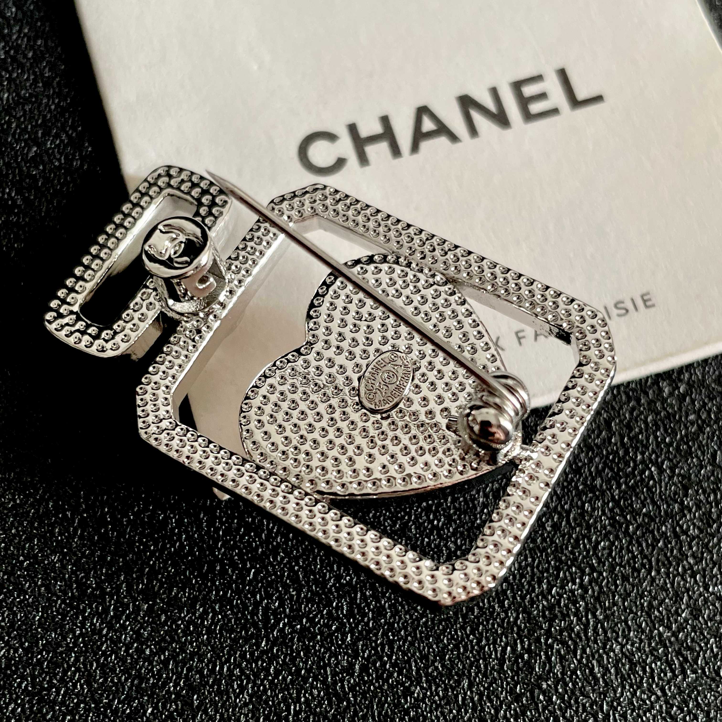 CHANEL🇫🇷小香 专柜新款珍珠香奈儿胸针，是最懂女人的饰物。那些倾注了全部心血去做自己的女人，往往更