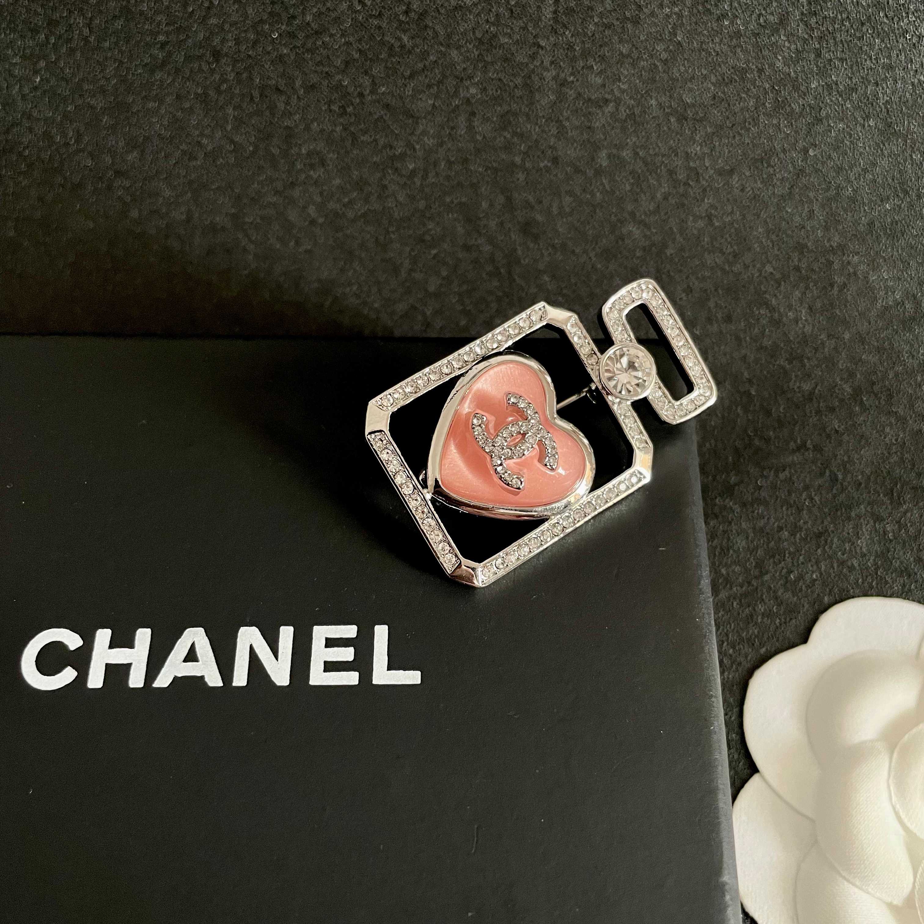 CHANEL🇫🇷小香 专柜新款珍珠香奈儿胸针，是最懂女人的饰物。那些倾注了全部心血去做自己的女人，往往更