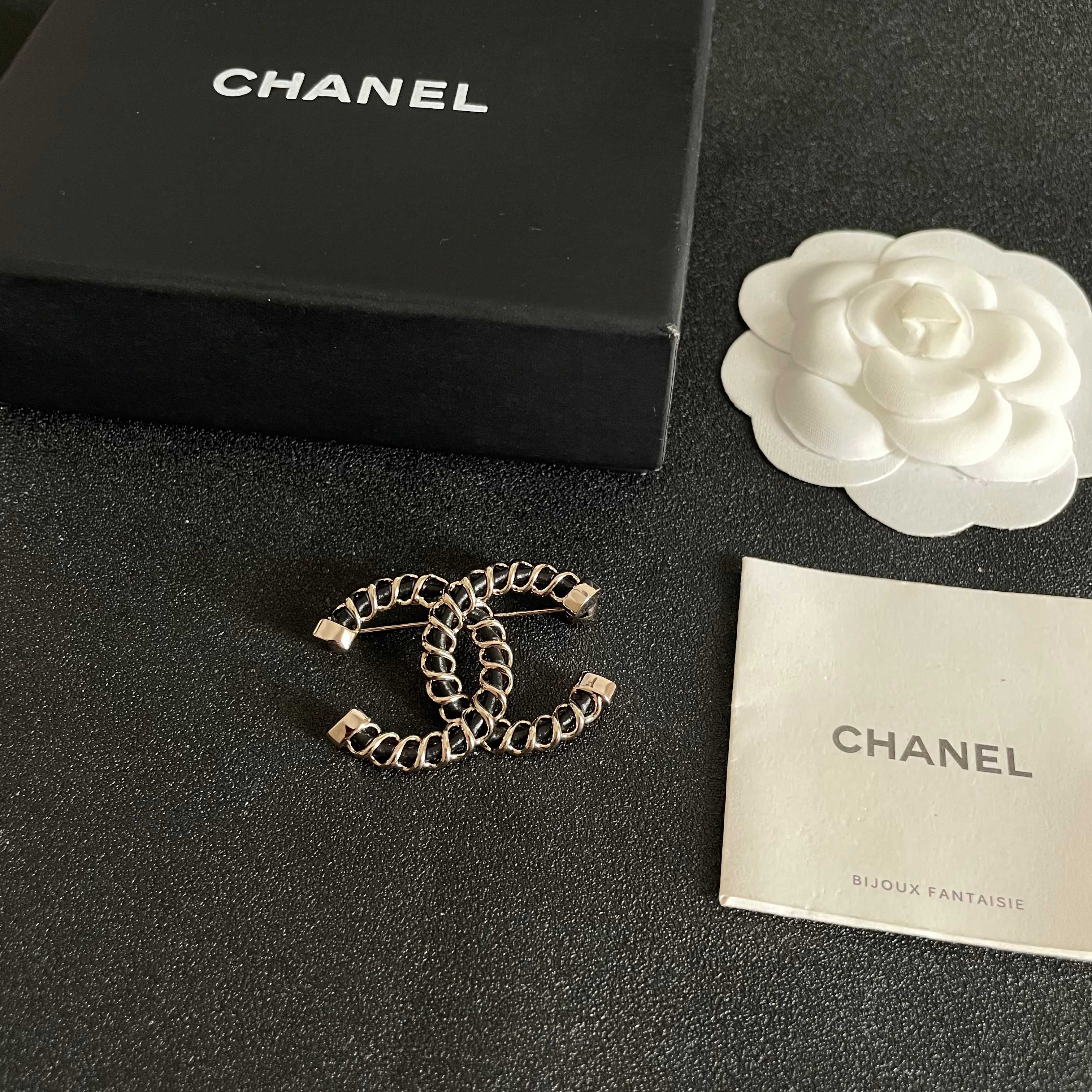 CHANEL🇫🇷小香 专柜新款同步上新香奈儿胸针，是最懂女人的饰物。那些倾注了全部心血去做自己的女人，往