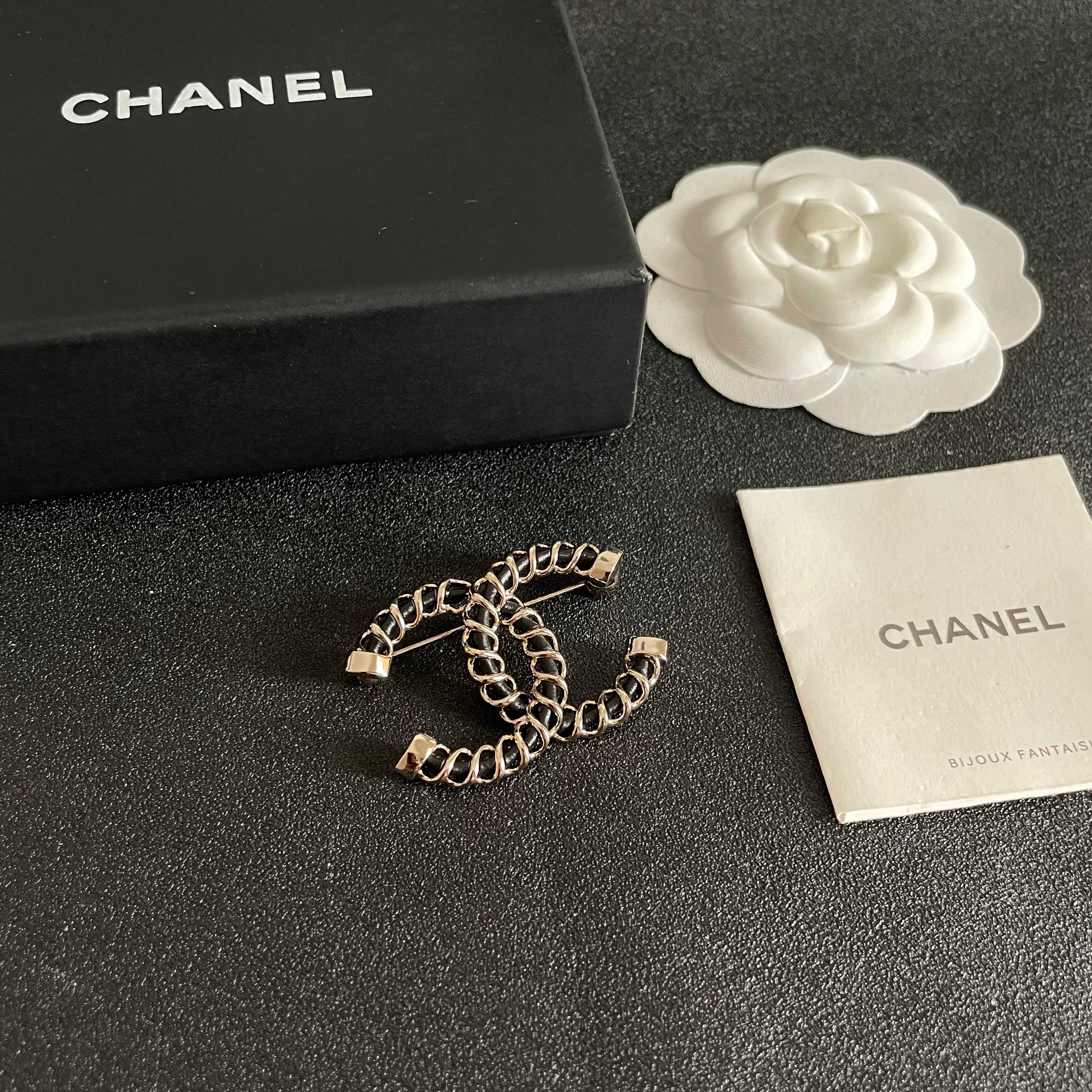CHANEL🇫🇷小香 专柜新款同步上新香奈儿胸针，是最懂女人的饰物。那些倾注了全部心血去做自己的女人，往