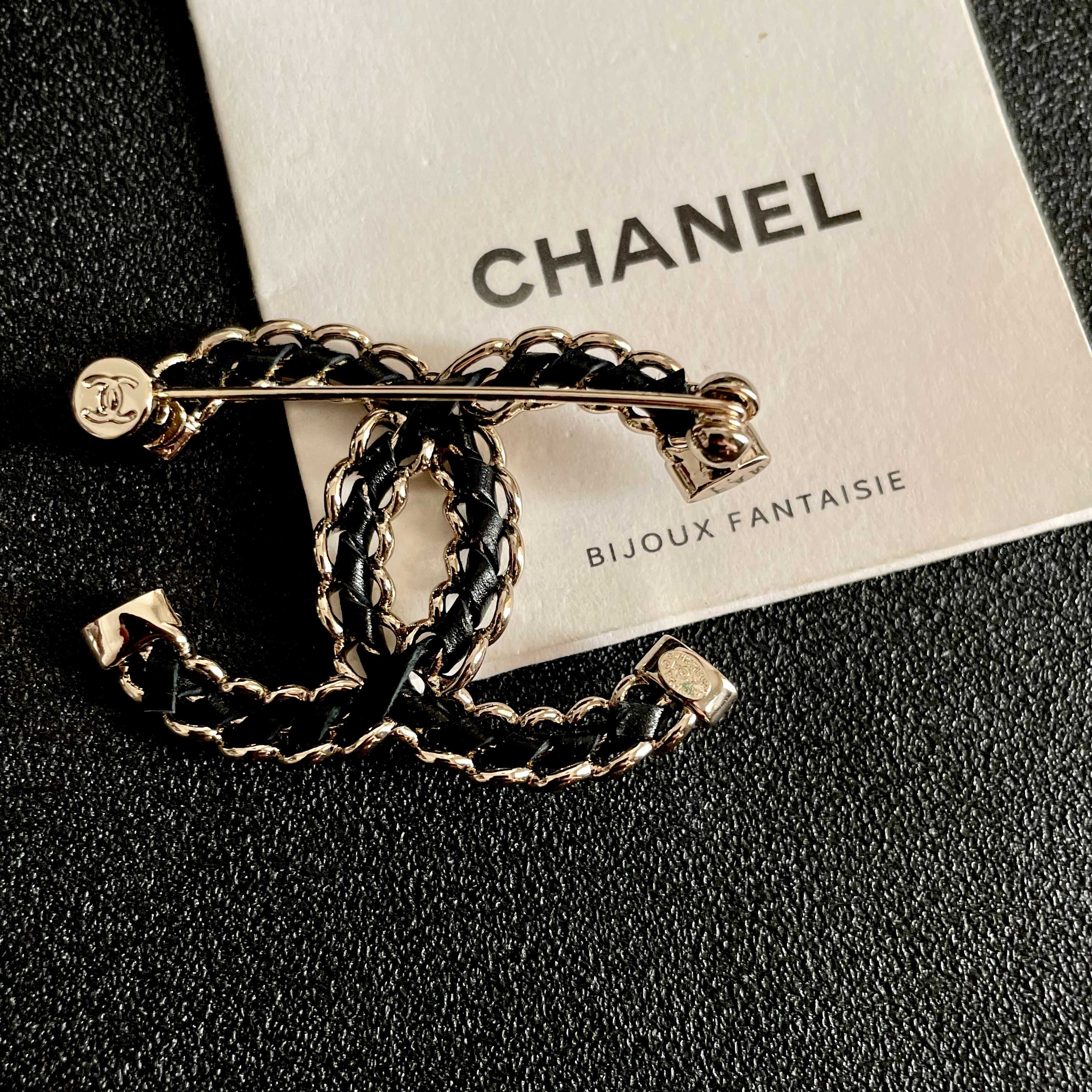 CHANEL🇫🇷小香 专柜新款同步上新香奈儿胸针，是最懂女人的饰物。那些倾注了全部心血去做自己的女人，往