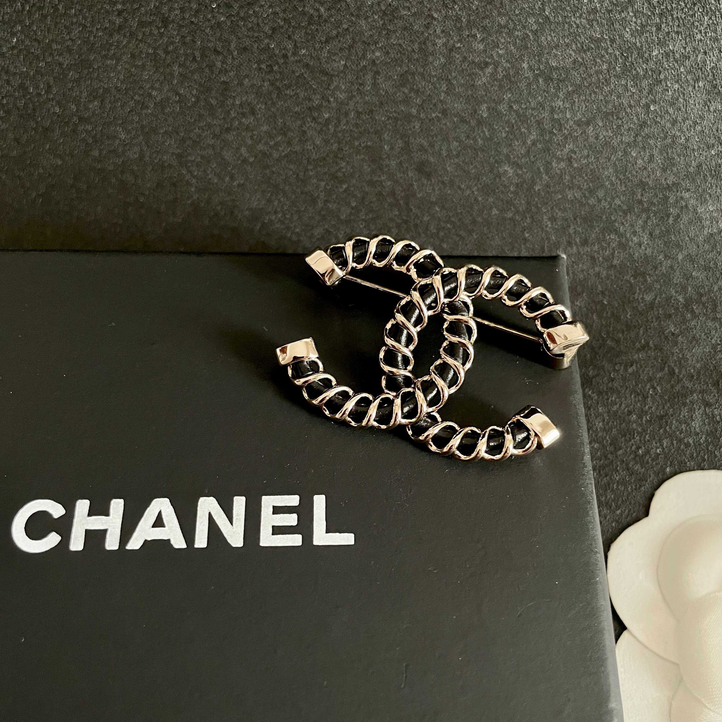 CHANEL🇫🇷小香 专柜新款同步上新香奈儿胸针，是最懂女人的饰物。那些倾注了全部心血去做自己的女人，往