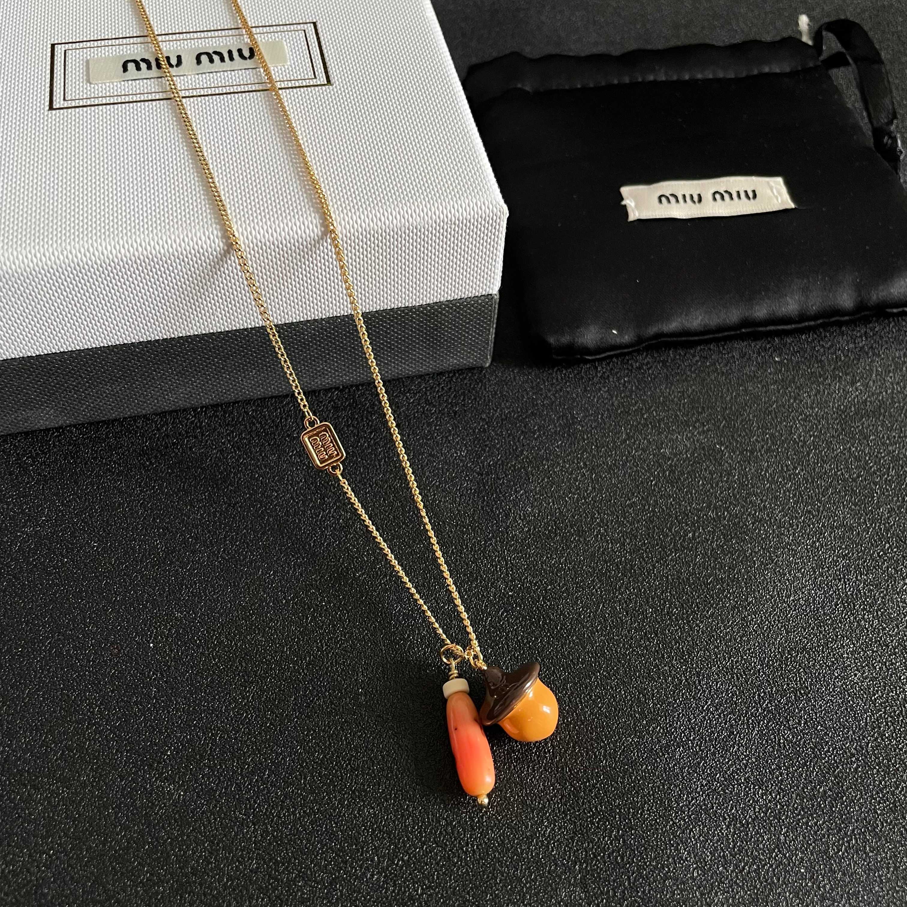 项链 👌官网打版 miumiu字母项链 优雅大方精工设计   雕刻 非常修饰脸型    青春活力    