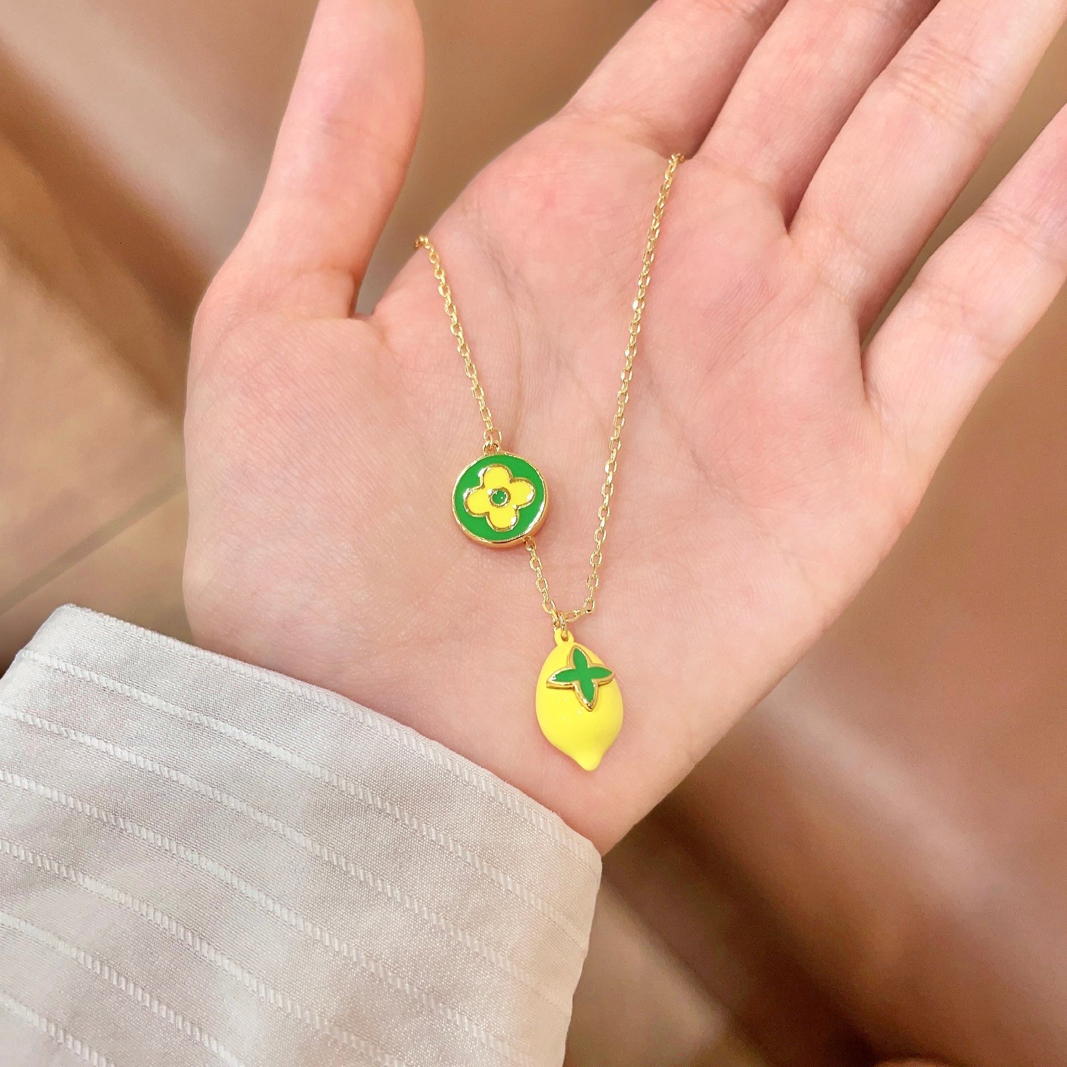 柠檬黄🍋项链💥💥💥LOUISVUITTON以 经典花纹图案设计 双花 款设计方式吊坠LV品牌标志设计，经