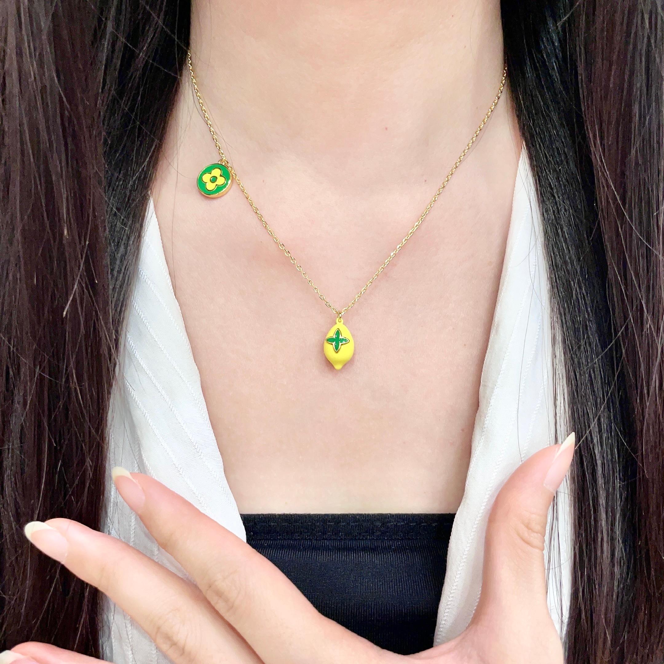 柠檬黄🍋项链💥💥💥LOUISVUITTON以 经典花纹图案设计 双花 款设计方式吊坠LV品牌标志设计，经