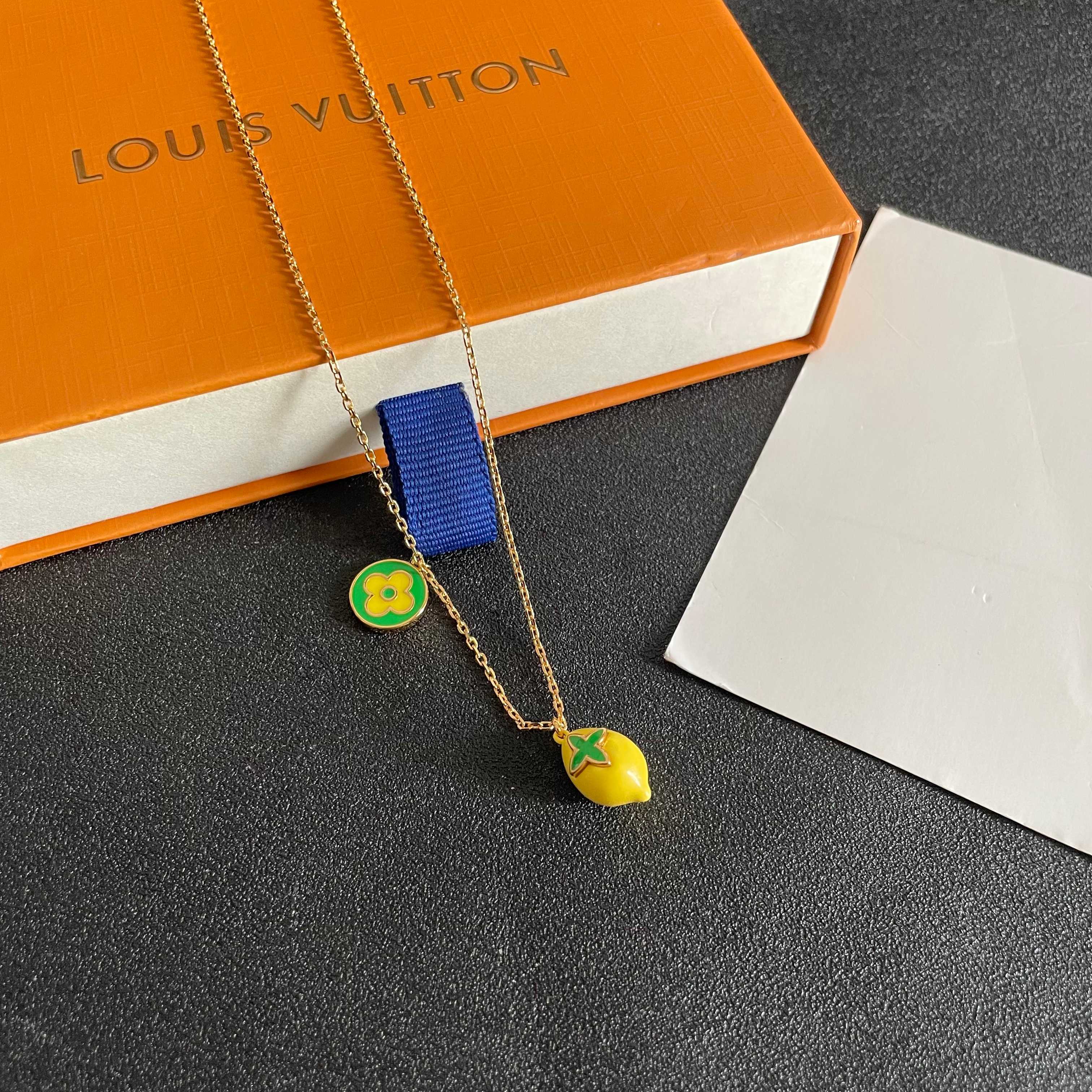 柠檬黄🍋项链💥💥💥LOUISVUITTON以 经典花纹图案设计 双花 款设计方式吊坠LV品牌标志设计，经