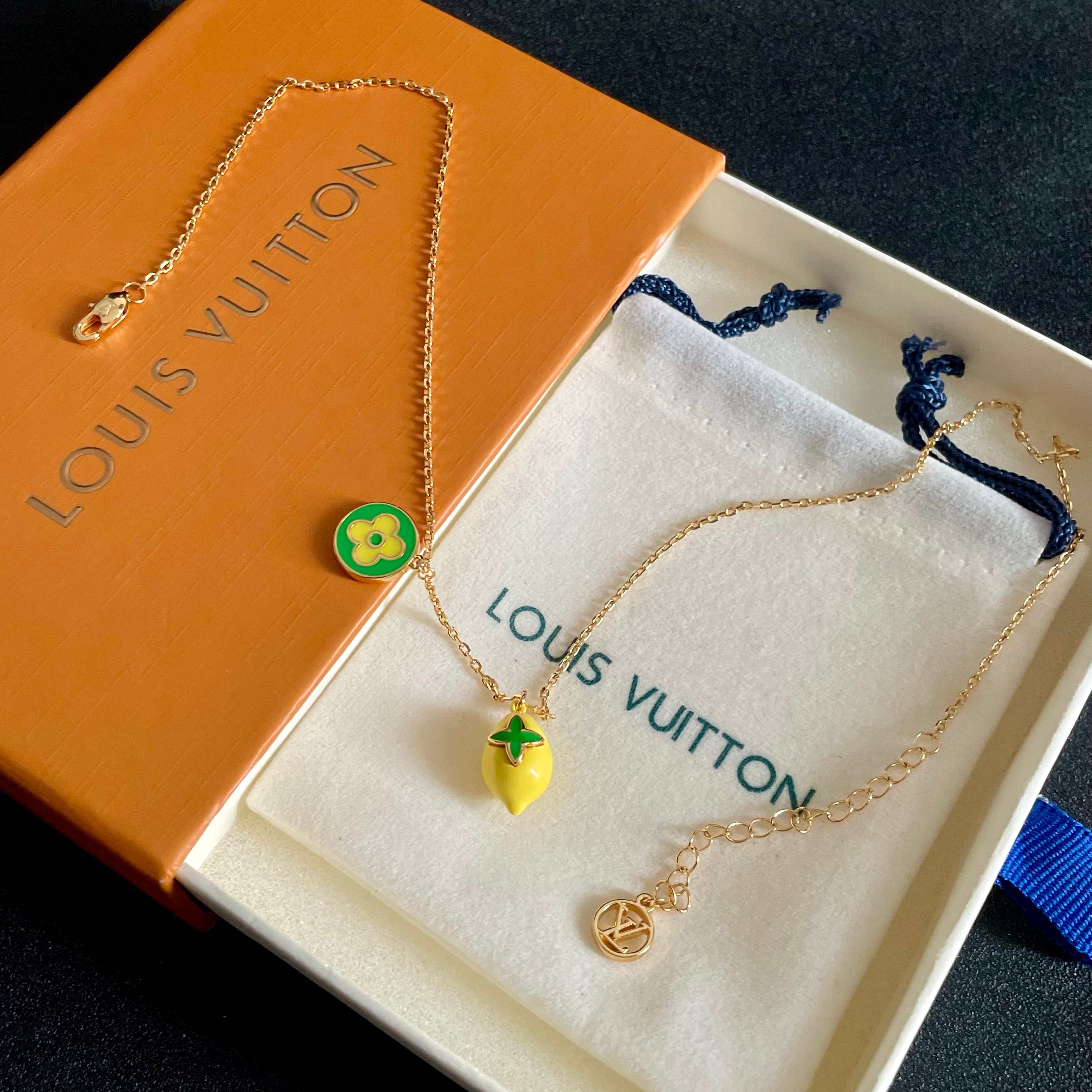 柠檬黄🍋项链💥💥💥LOUISVUITTON以 经典花纹图案设计 双花 款设计方式吊坠LV品牌标志设计，经