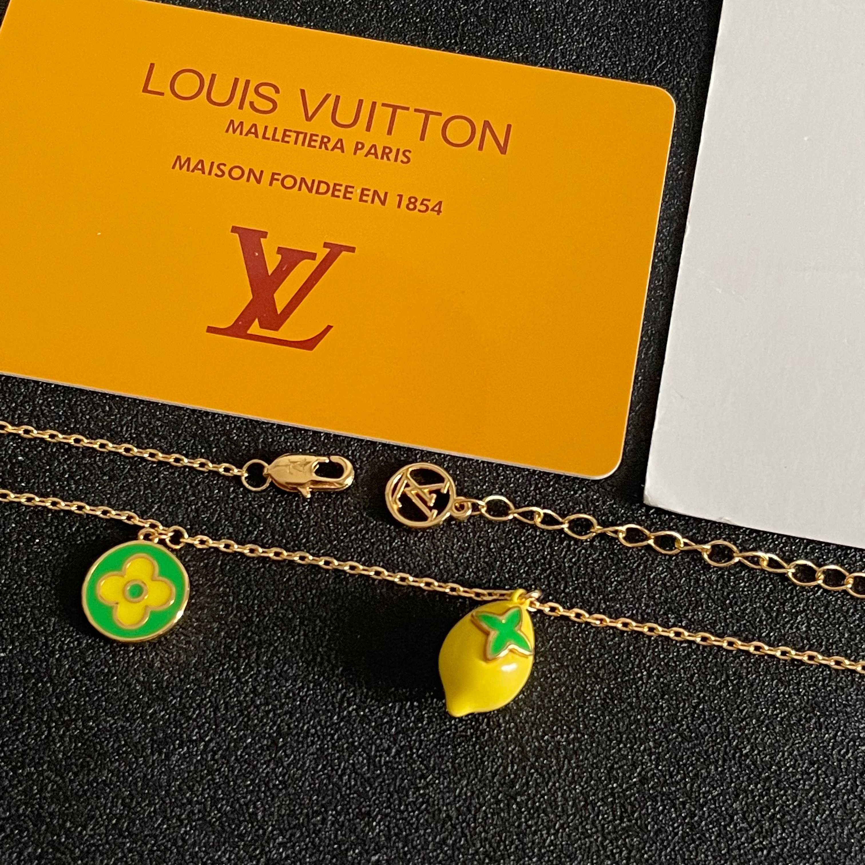 柠檬黄🍋项链💥💥💥LOUISVUITTON以 经典花纹图案设计 双花 款设计方式吊坠LV品牌标志设计，经