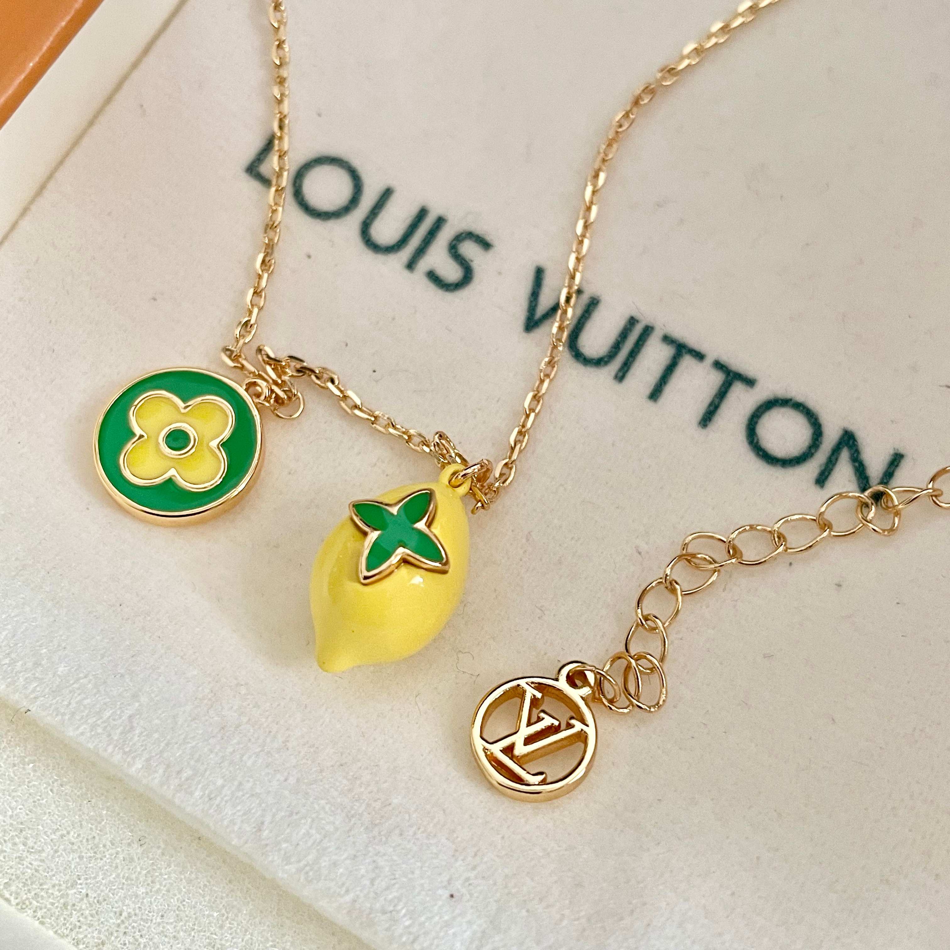 柠檬黄🍋项链💥💥💥LOUISVUITTON以 经典花纹图案设计 双花 款设计方式吊坠LV品牌标志设计，经