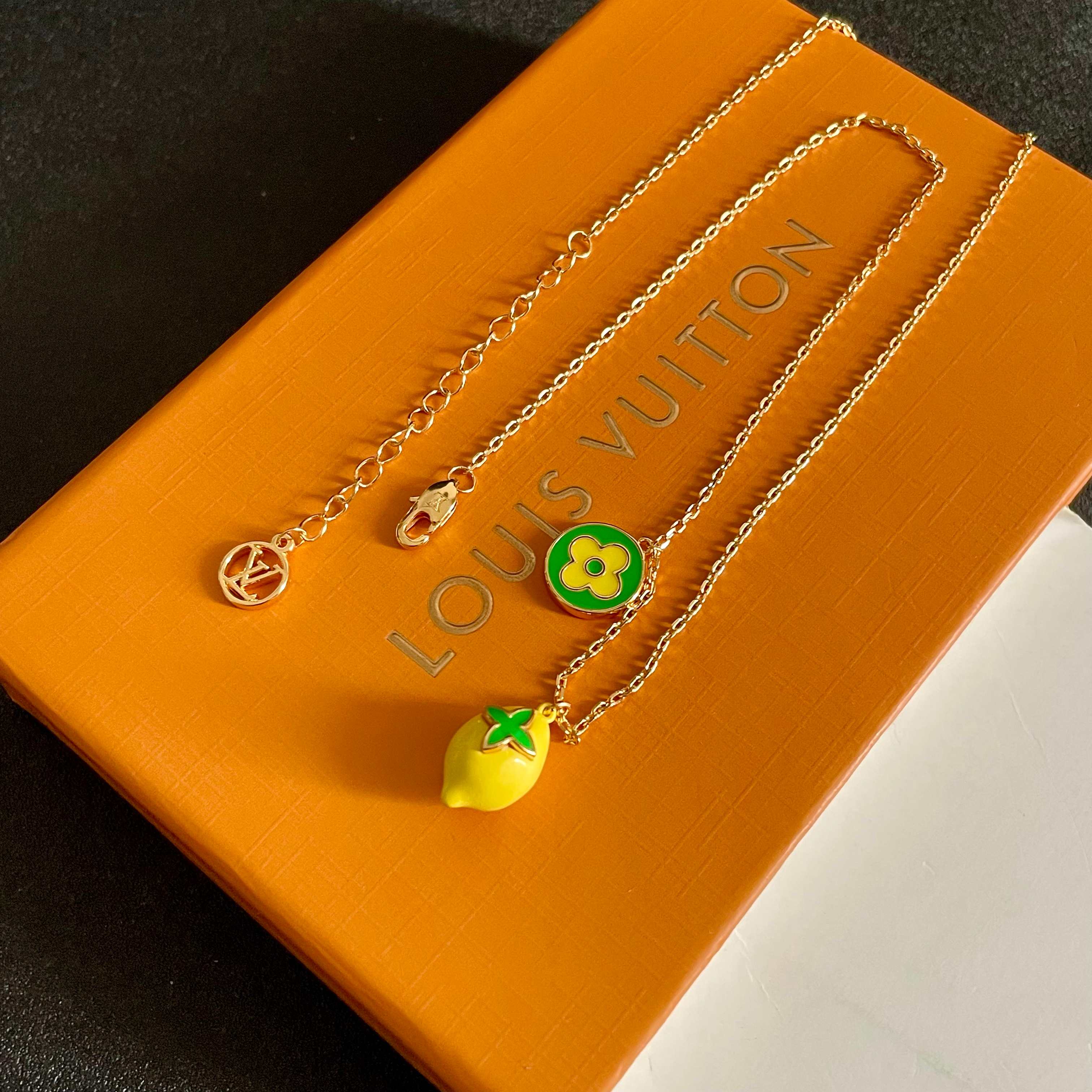 柠檬黄🍋项链💥💥💥LOUISVUITTON以 经典花纹图案设计 双花 款设计方式吊坠LV品牌标志设计，经