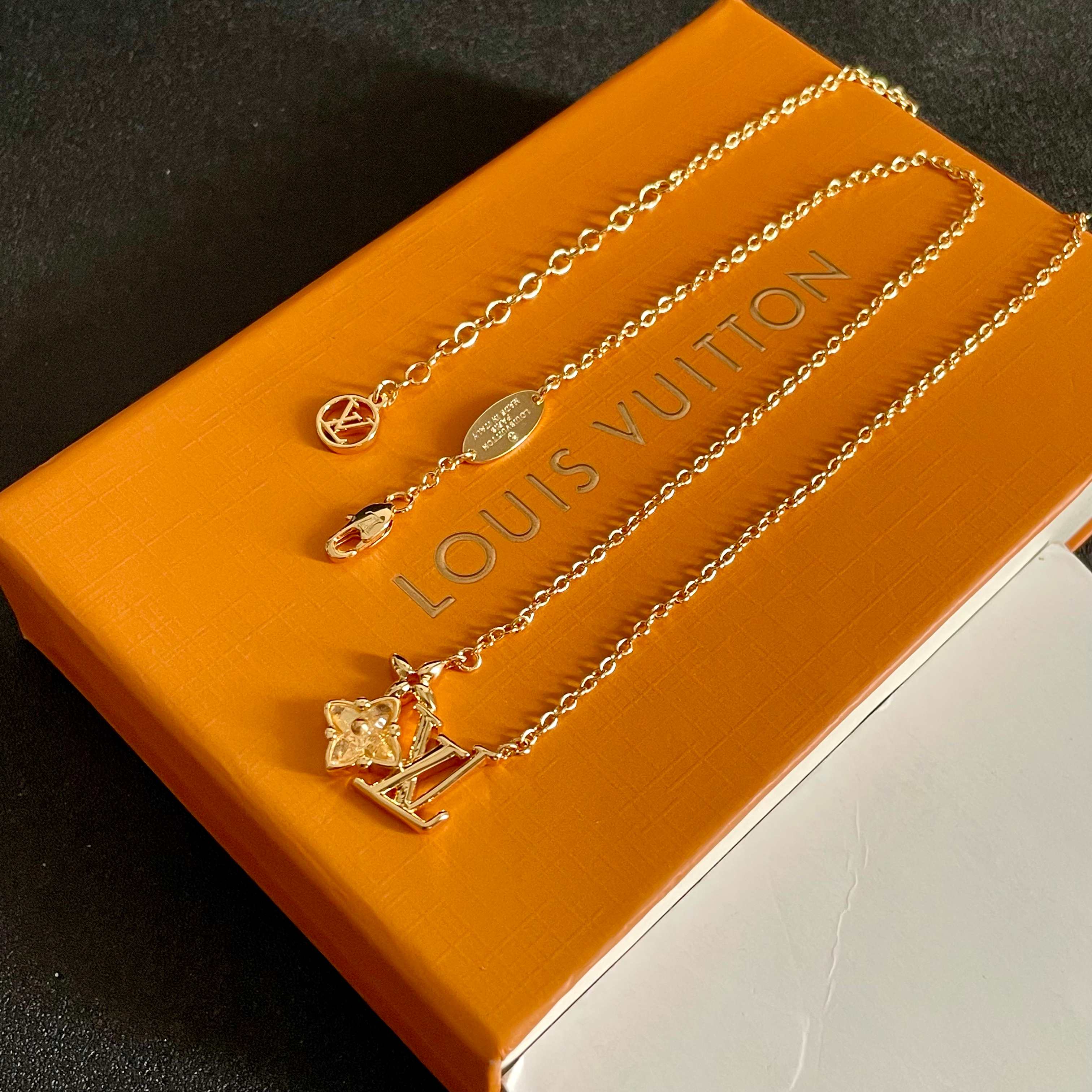 💥💥Louis Vuitton 路易威登 设计独特 (用LV经典之作图形理念)👋好看🧚‍♀️项链 超级无