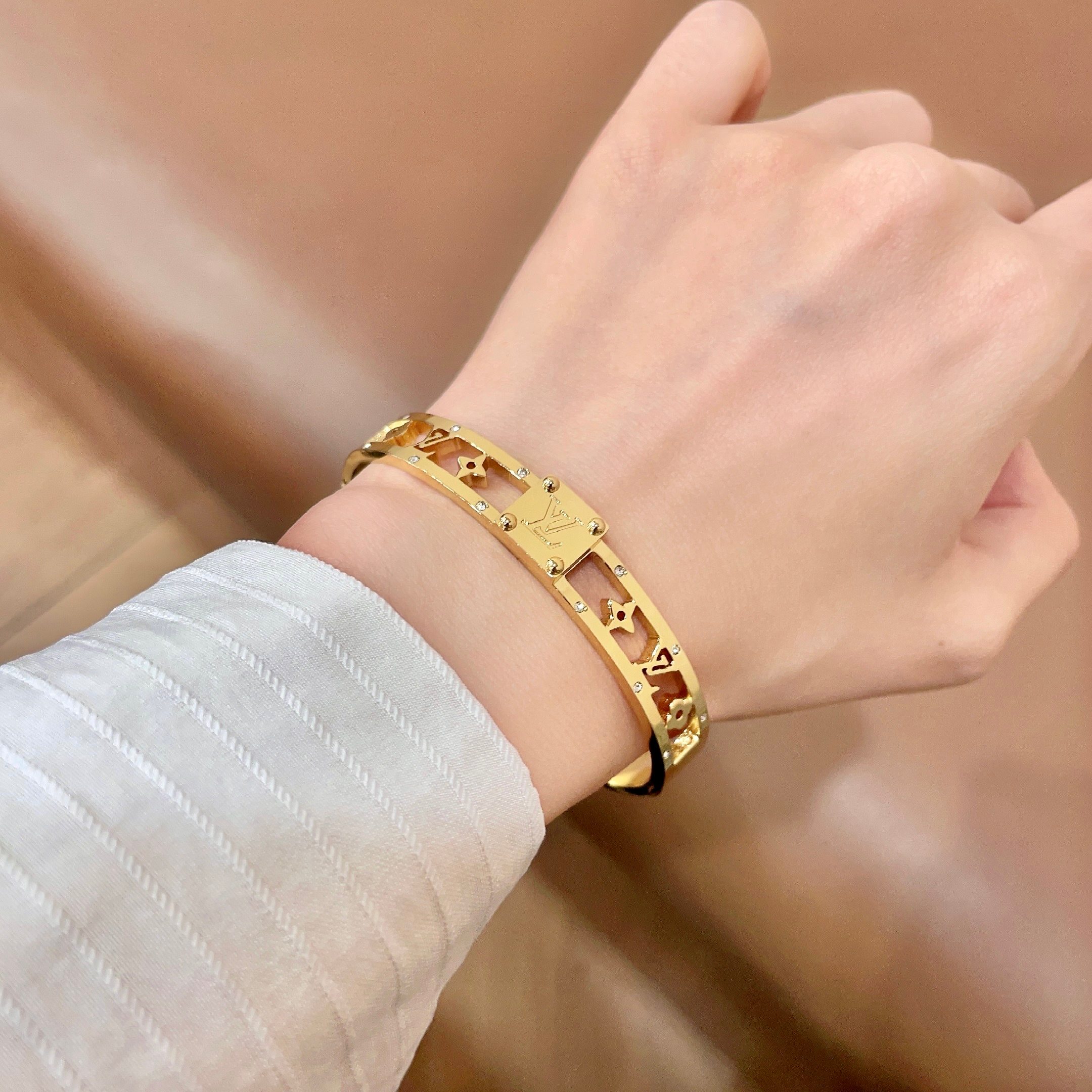 💥新品😍 原单货 LV中性款雕刻镂空字母手镯🔹21Cm大码🔹Louis Vuitton 路易威登 🔹专柜