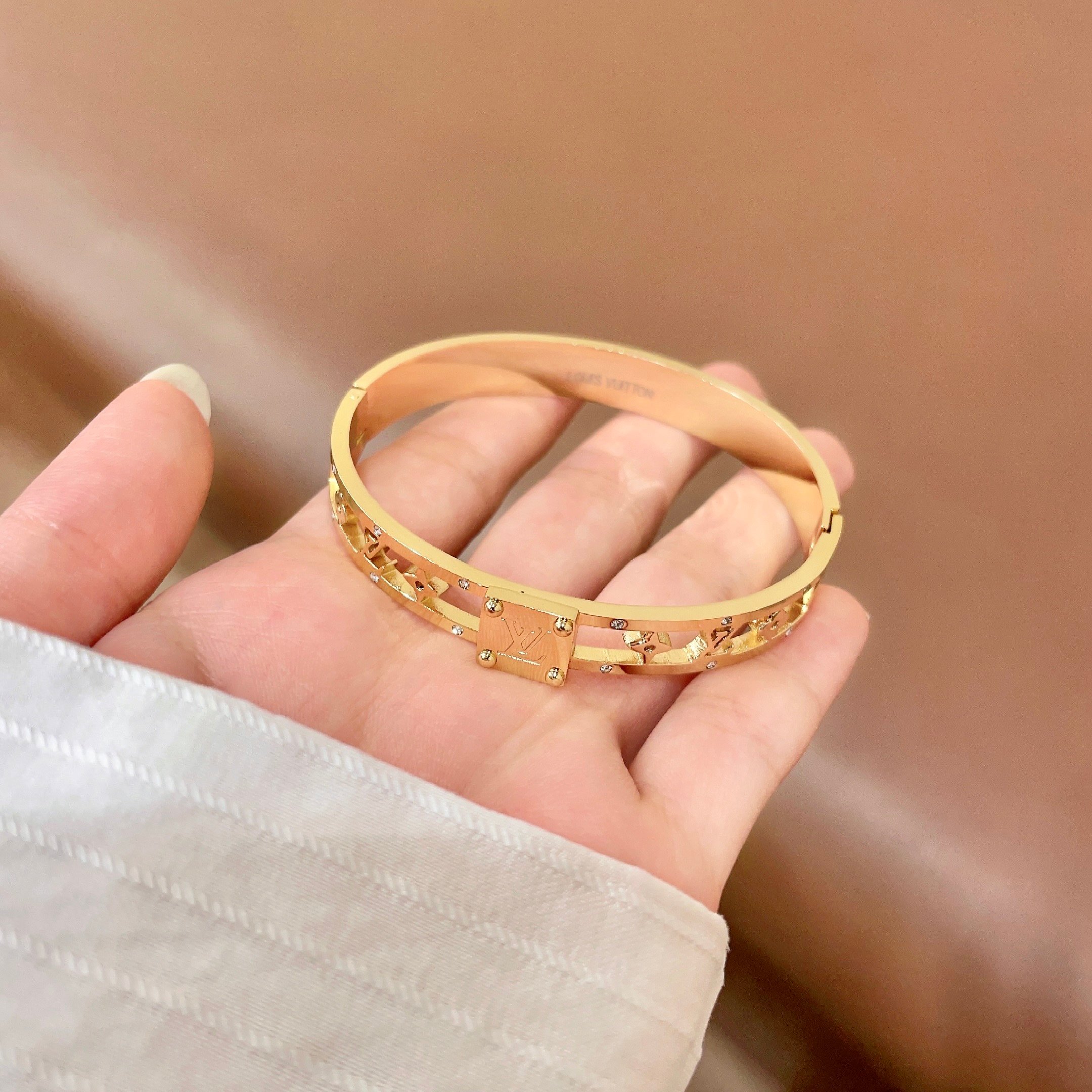 💥新品😍 原单货 LV中性款雕刻镂空字母手镯🔹21Cm大码🔹Louis Vuitton 路易威登 🔹专柜