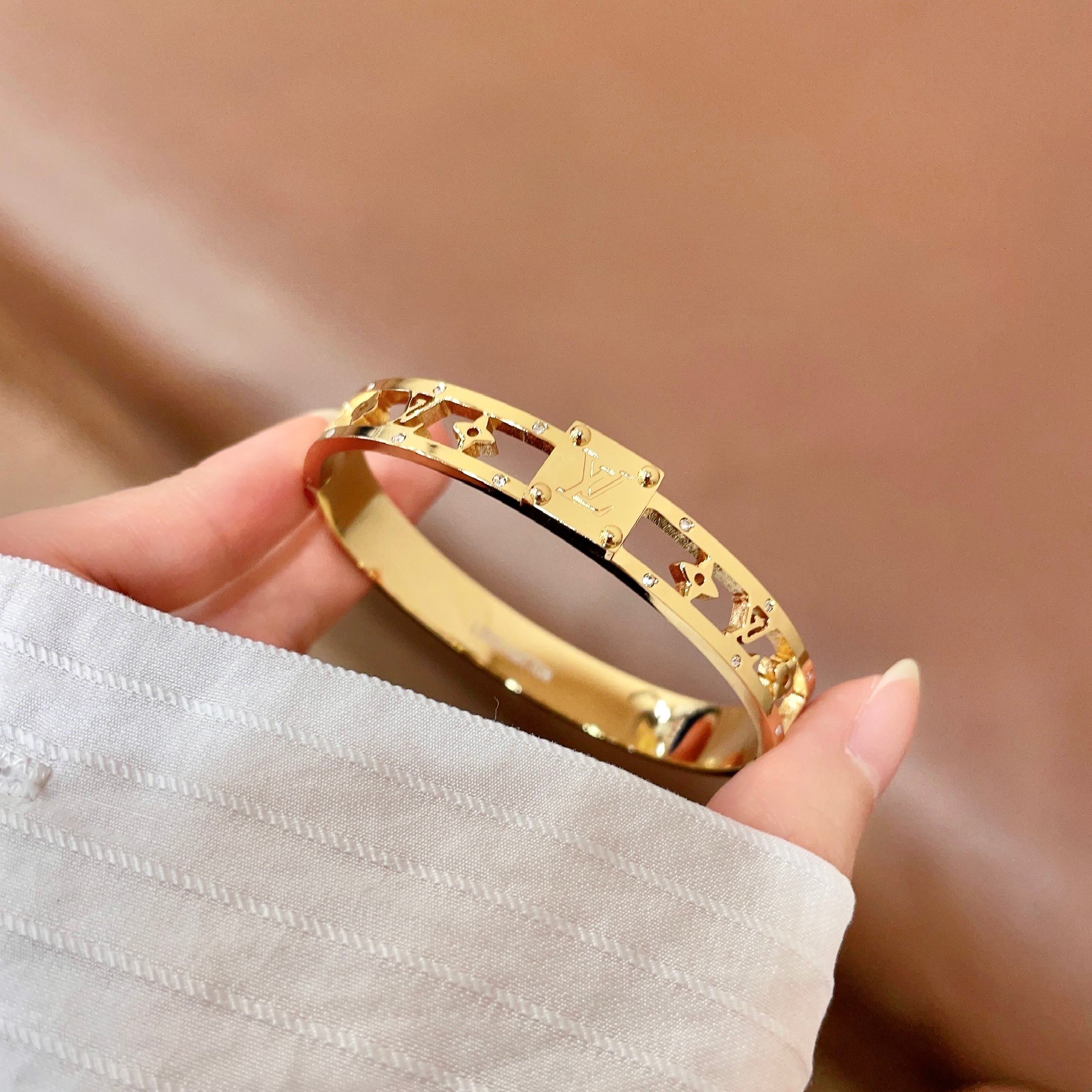 💥新品😍 原单货 LV中性款雕刻镂空字母手镯🔹21Cm大码🔹Louis Vuitton 路易威登 🔹专柜