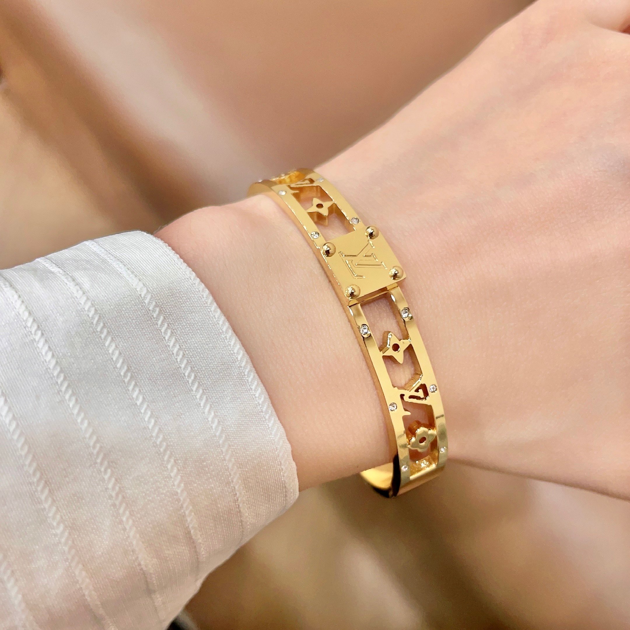 💥新品😍 原单货 LV中性款雕刻镂空字母手镯🔹21Cm大码🔹Louis Vuitton 路易威登 🔹专柜