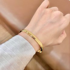 💥新品😍 原单货 LV手镯🔹🔹Louis Vuitton 路易威登 🔹专柜一致材质 火爆款出货 设计独特 💥新品😍 原单货 LV手镯🔹🔹Louis Vuitton 路易威登 🔹专柜一致材质 火爆款出货 设计独特