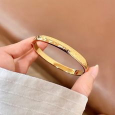 💥新品😍 原单货 LV手镯🔹🔹Louis Vuitton 路易威登 🔹专柜一致材质 火爆款出货 设计独特 💥新品😍 原单货 LV手镯🔹🔹Louis Vuitton 路易威登 🔹专柜一致材质 火爆款出货 设计独特