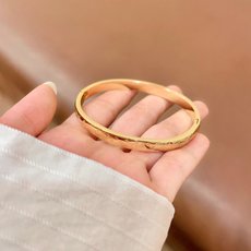💥新品😍 原单货 LV手镯🔹🔹Louis Vuitton 路易威登 🔹专柜一致材质 火爆款出货 设计独特 💥新品😍 原单货 LV手镯🔹🔹Louis Vuitton 路易威登 🔹专柜一致材质 火爆款出货 设计独特