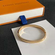 💥新品😍 原单货 LV手镯🔹🔹Louis Vuitton 路易威登 🔹专柜一致材质 火爆款出货 设计独特 💥新品😍 原单货 LV手镯🔹🔹Louis Vuitton 路易威登 🔹专柜一致材质 火爆款出货 设计独特