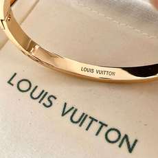 💥新品😍 原单货 LV手镯🔹🔹Louis Vuitton 路易威登 🔹专柜一致材质 火爆款出货 设计独特 💥新品😍 原单货 LV手镯🔹🔹Louis Vuitton 路易威登 🔹专柜一致材质 火爆款出货 设计独特