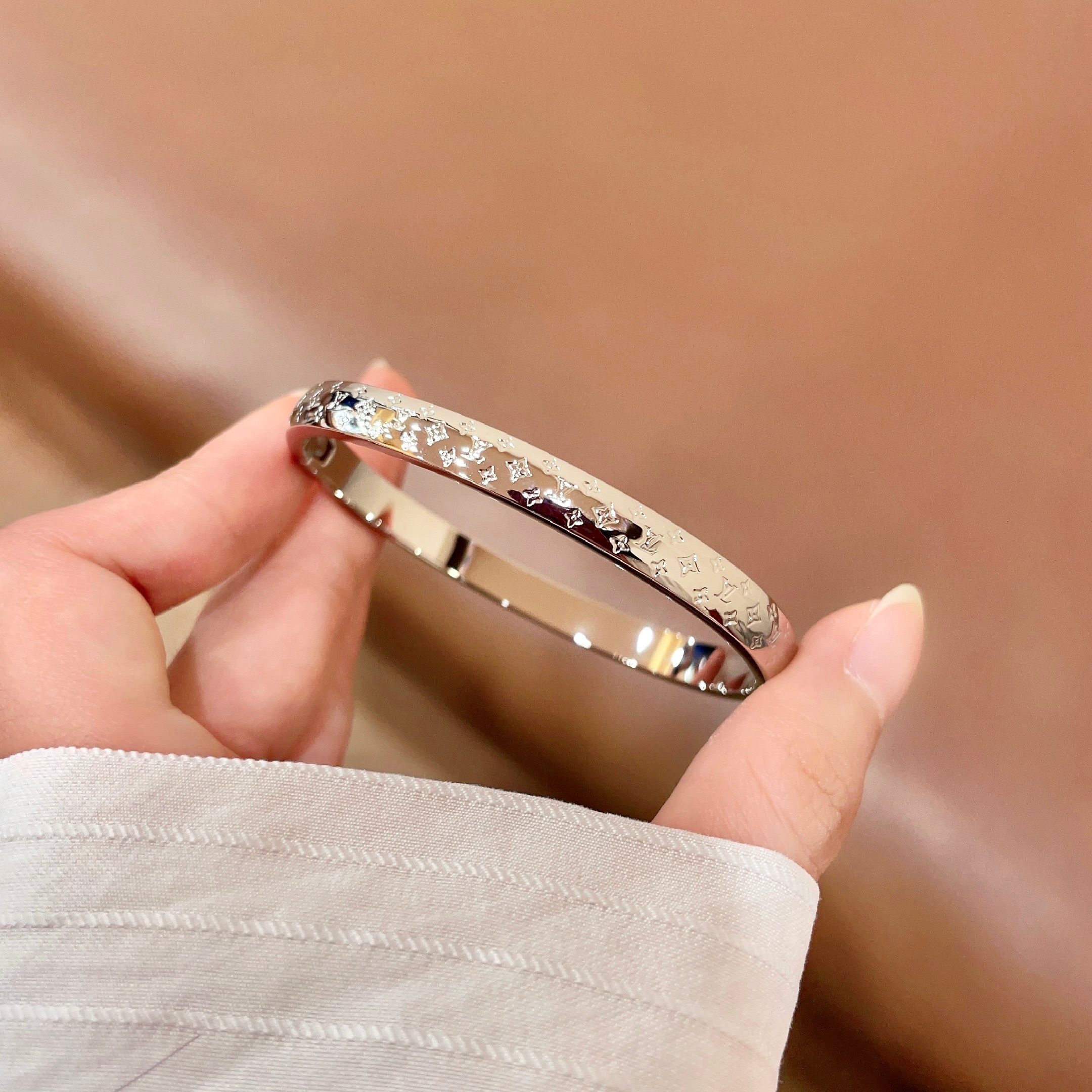 💥新品😍 原单货 LV手镯🔹🔹Louis Vuitton 路易威登 🔹专柜一致材质 火爆款出货 设计独特