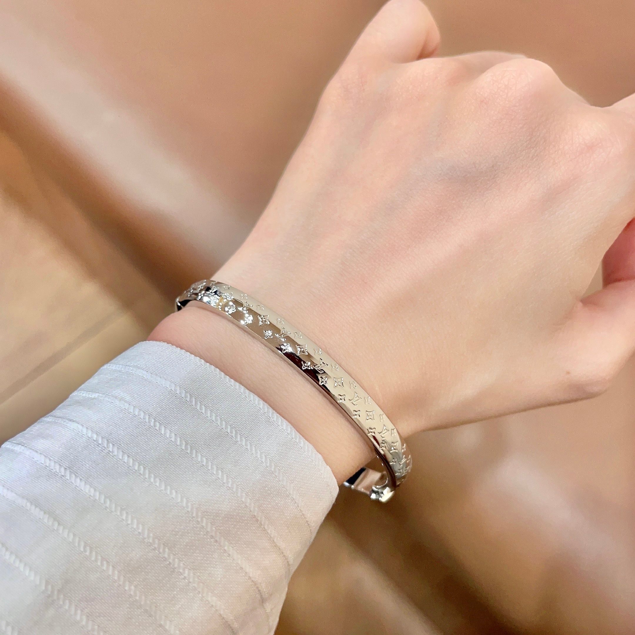 💥新品😍 原单货 LV手镯🔹🔹Louis Vuitton 路易威登 🔹专柜一致材质 火爆款出货 设计独特