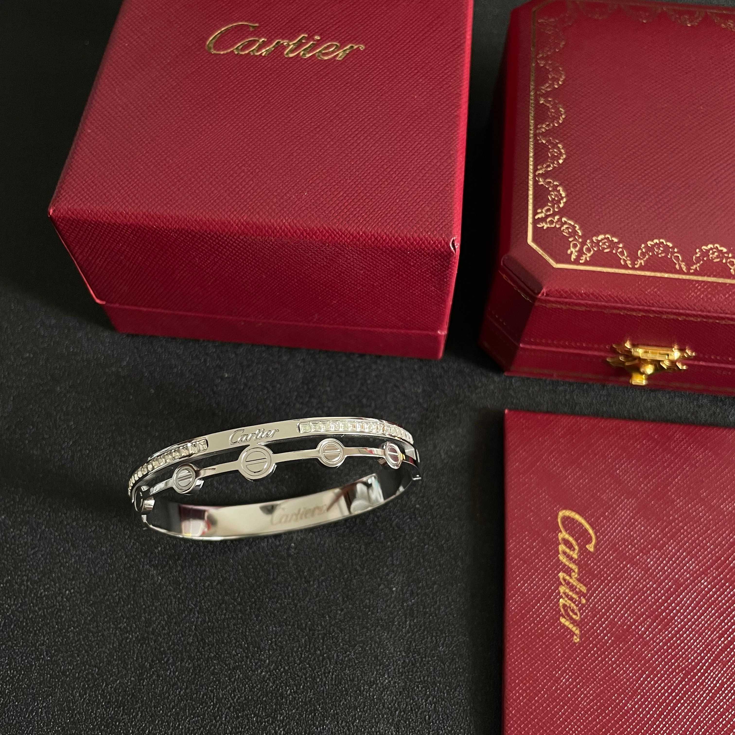 👑Cartier 卡地亚官网最新发布 👉🏻火爆半边满钻手镯💥进口精工保色18k💯高端定制👈🏻🙈🙈🙈顶级工