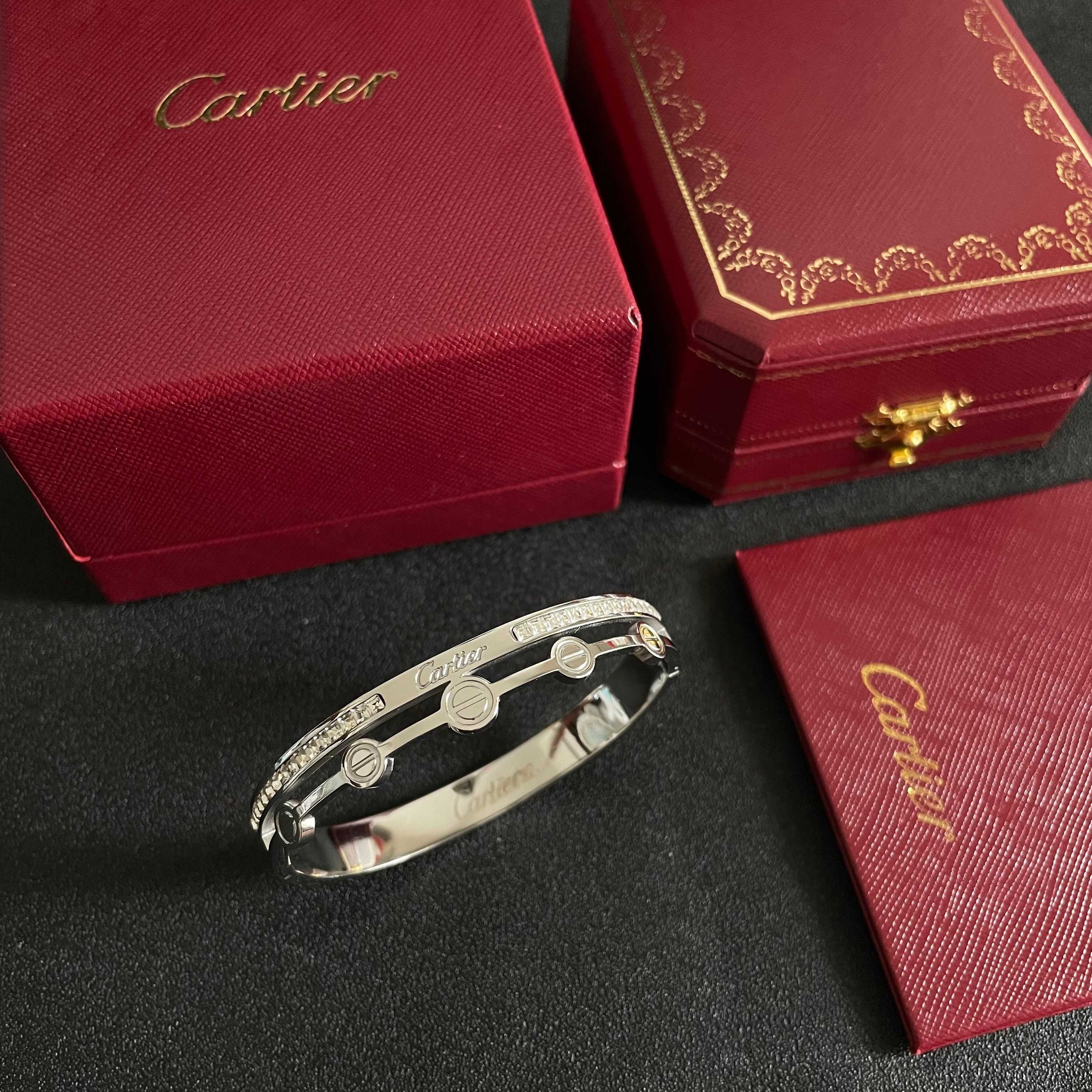 👑Cartier 卡地亚官网最新发布 👉🏻火爆半边满钻手镯💥进口精工保色18k💯高端定制👈🏻🙈🙈🙈顶级工