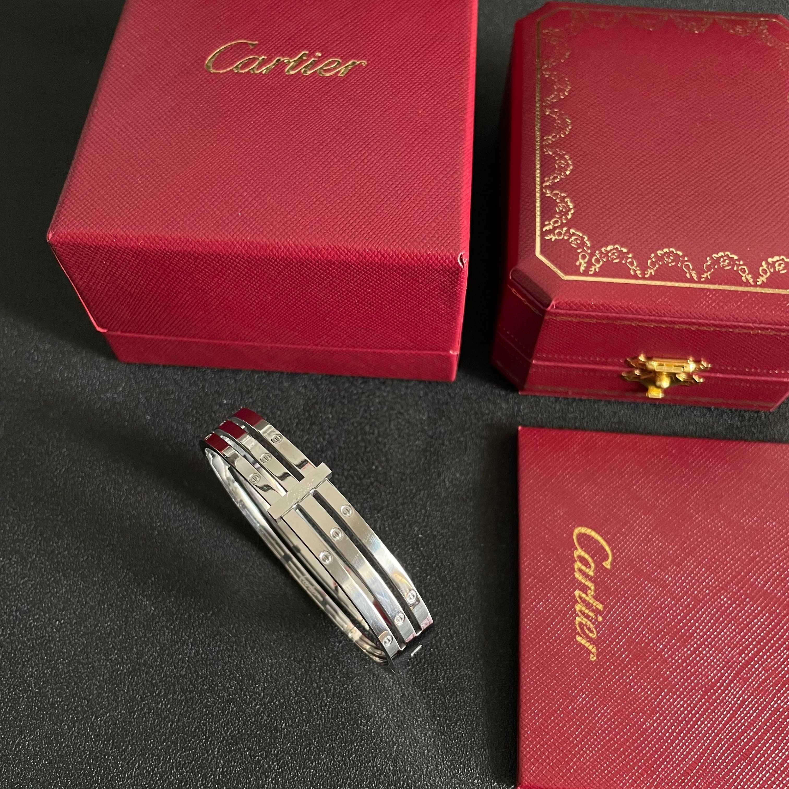 👑Cartier 卡地亚官网最新发布 👉🏻火爆窄版细款中号手镯💥进口精工保色18k💯高端定制👈🏻🙈🙈🙈顶