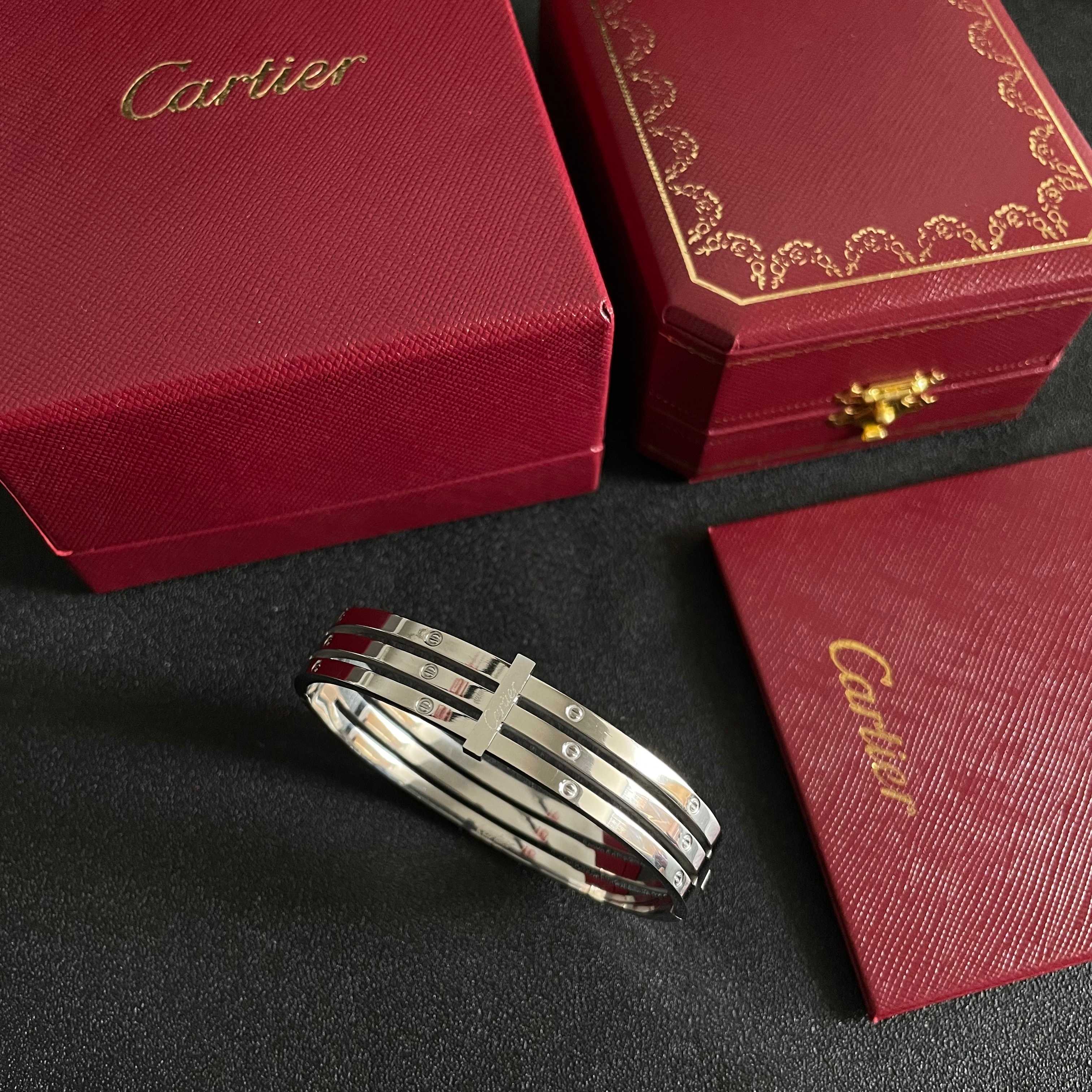👑Cartier 卡地亚官网最新发布 👉🏻火爆窄版细款中号手镯💥进口精工保色18k💯高端定制👈🏻🙈🙈🙈顶