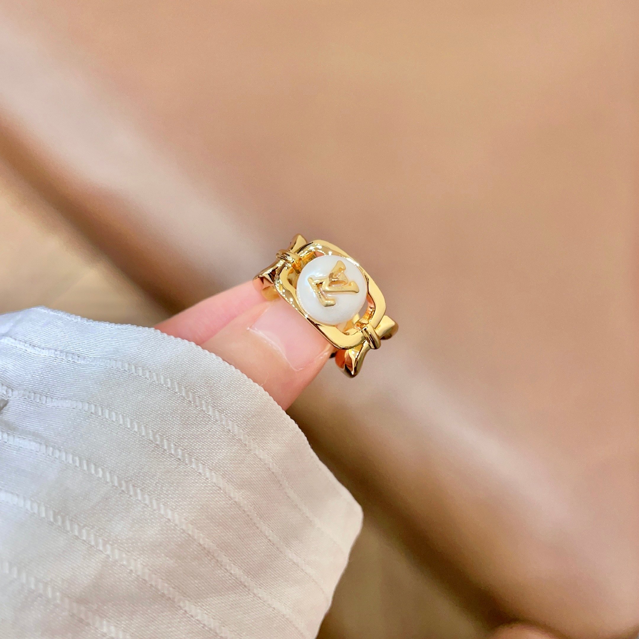 💗新款LV路易威登LouisVuitton戒指！夏天必备款🥰一戴就忍不住想夸的一款，简约的设计，超精致又
