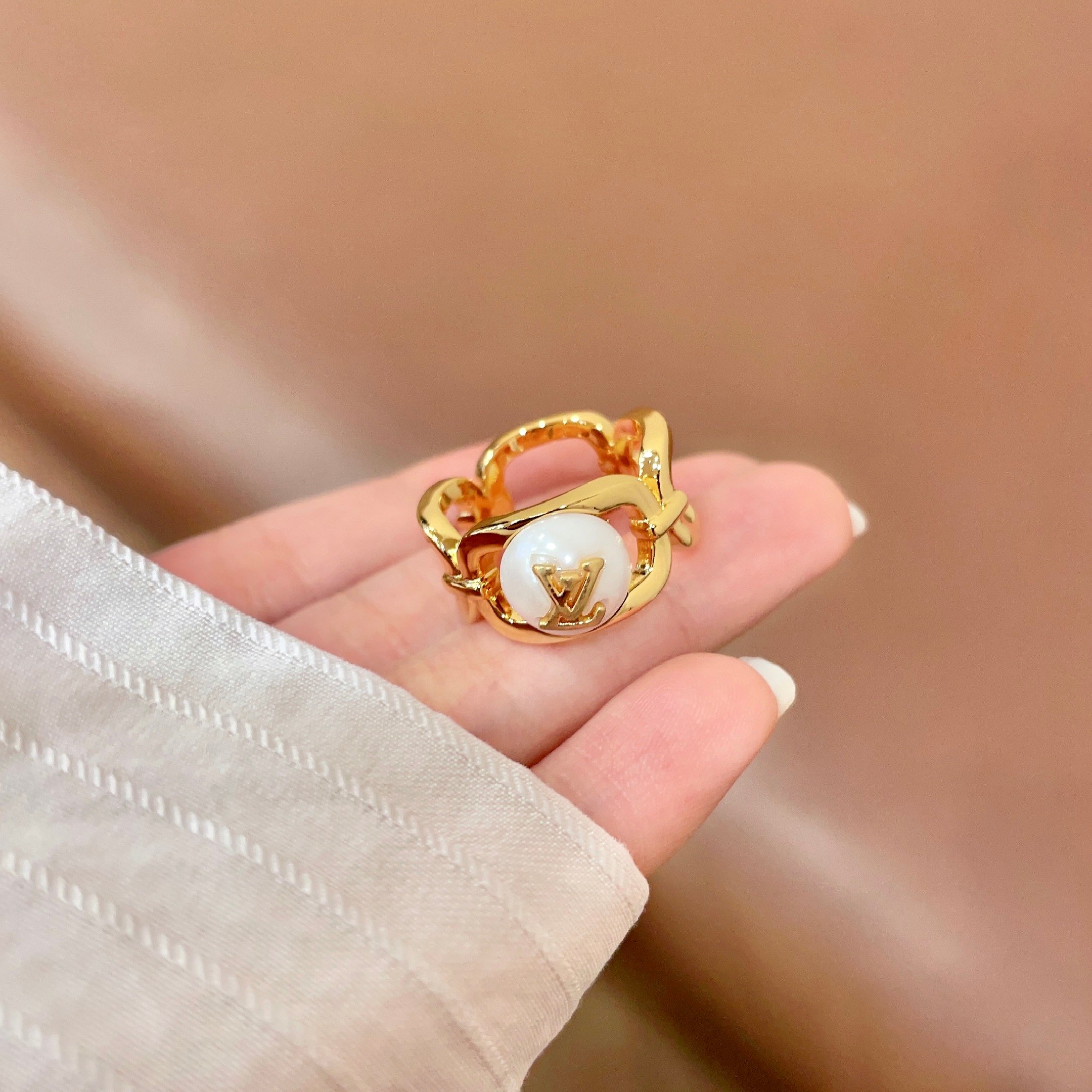 💗新款LV路易威登LouisVuitton戒指！夏天必备款🥰一戴就忍不住想夸的一款，简约的设计，超精致又
