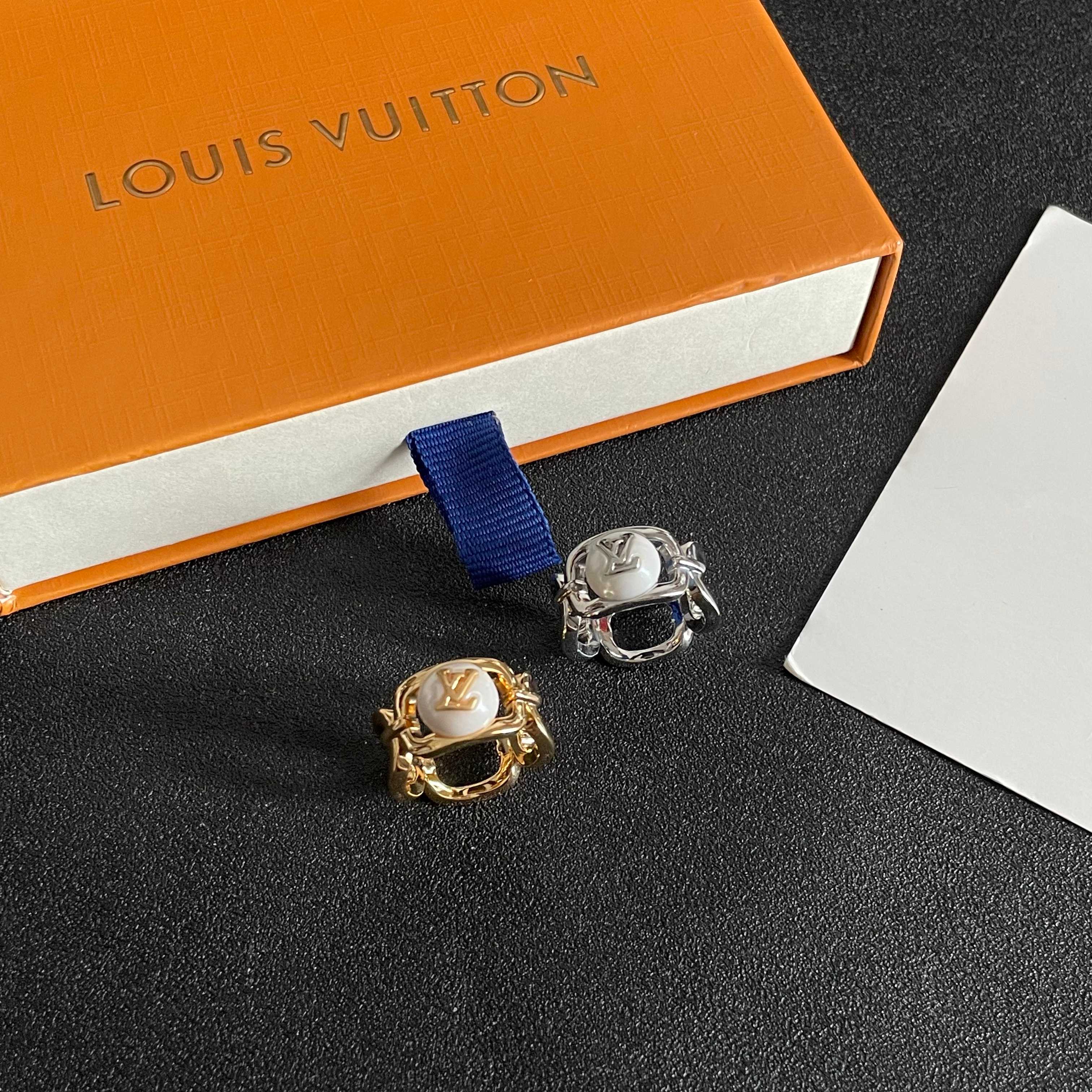 💗新款LV路易威登LouisVuitton戒指！夏天必备款🥰一戴就忍不住想夸的一款，简约的设计，超精致又
