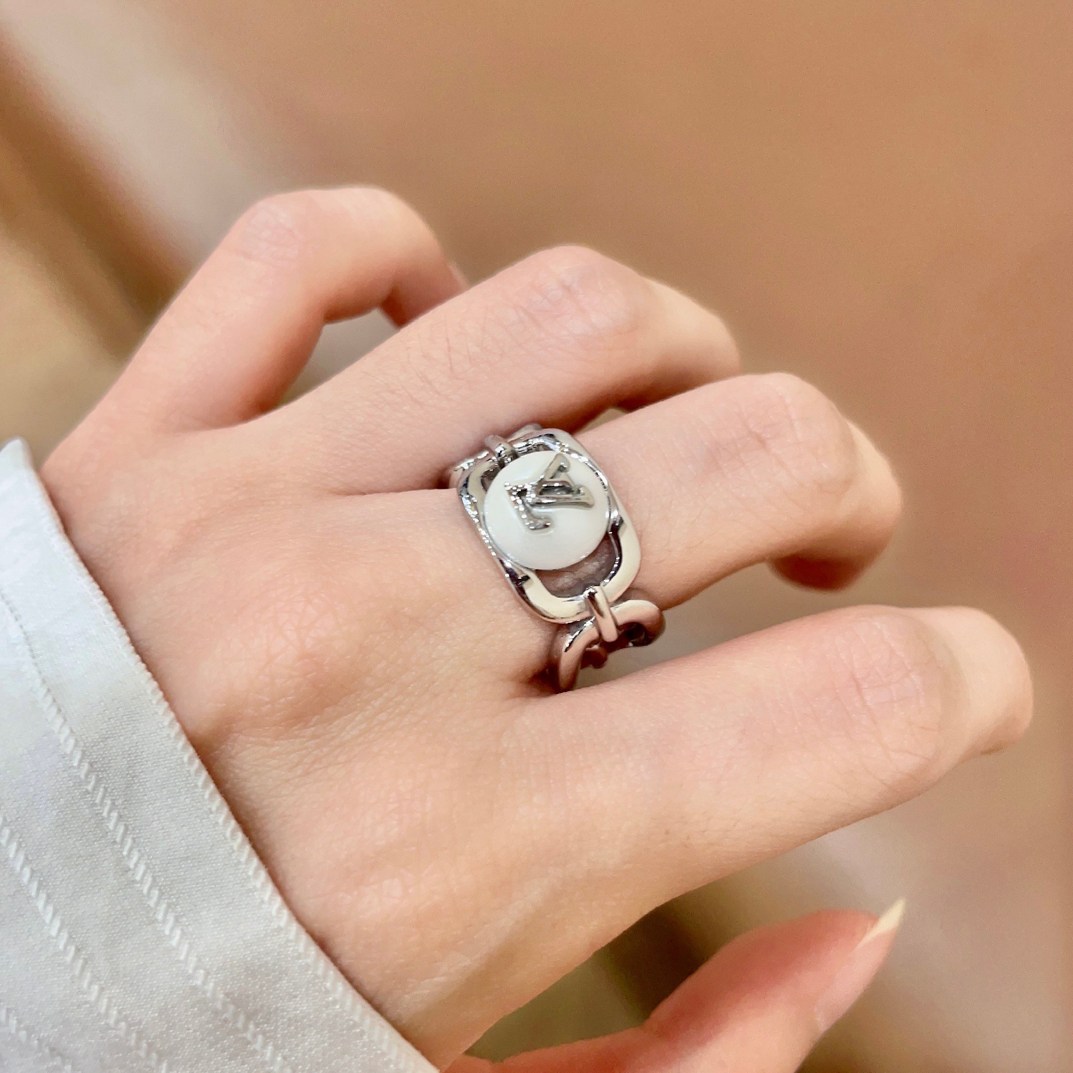💗新款LV路易威登LouisVuitton戒指！夏天必备款🥰一戴就忍不住想夸的一款，简约的设计，超精致又