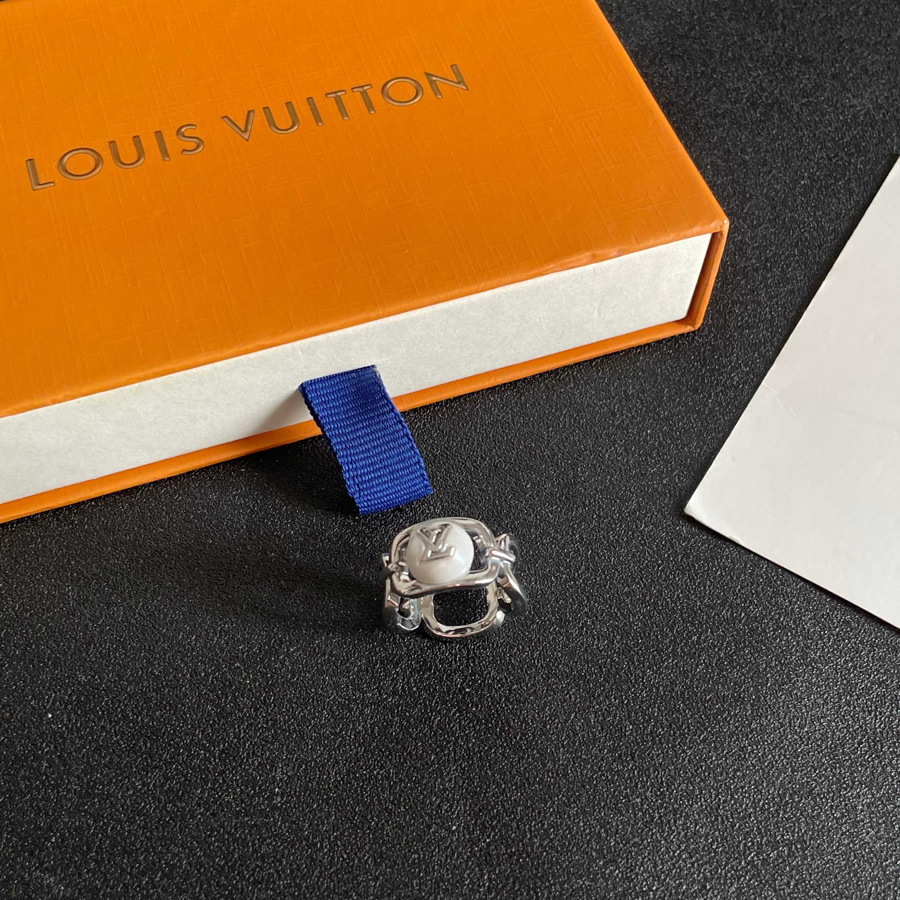 💗新款LV路易威登LouisVuitton戒指！夏天必备款🥰一戴就忍不住想夸的一款，简约的设计，超精致又