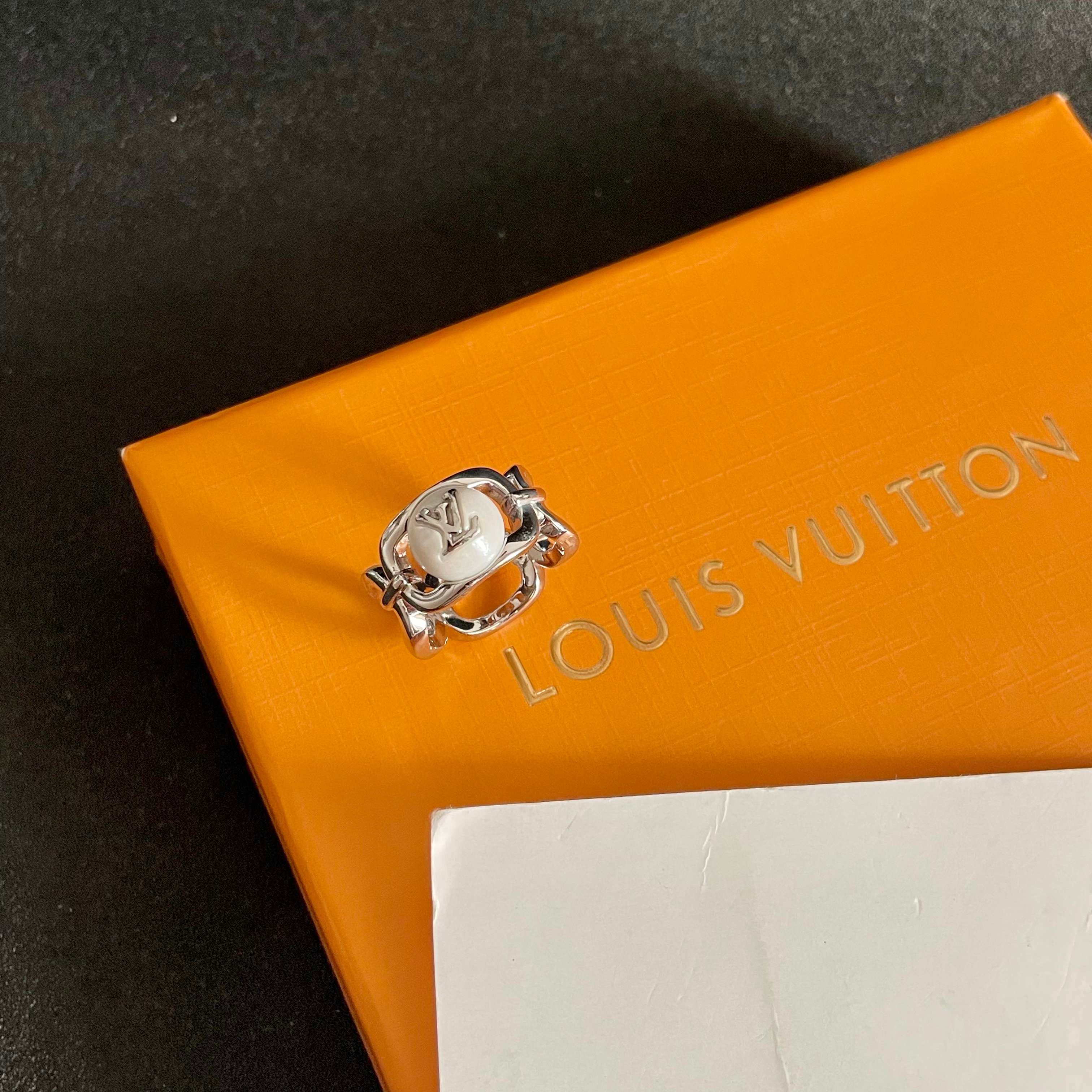 💗新款LV路易威登LouisVuitton戒指！夏天必备款🥰一戴就忍不住想夸的一款，简约的设计，超精致又