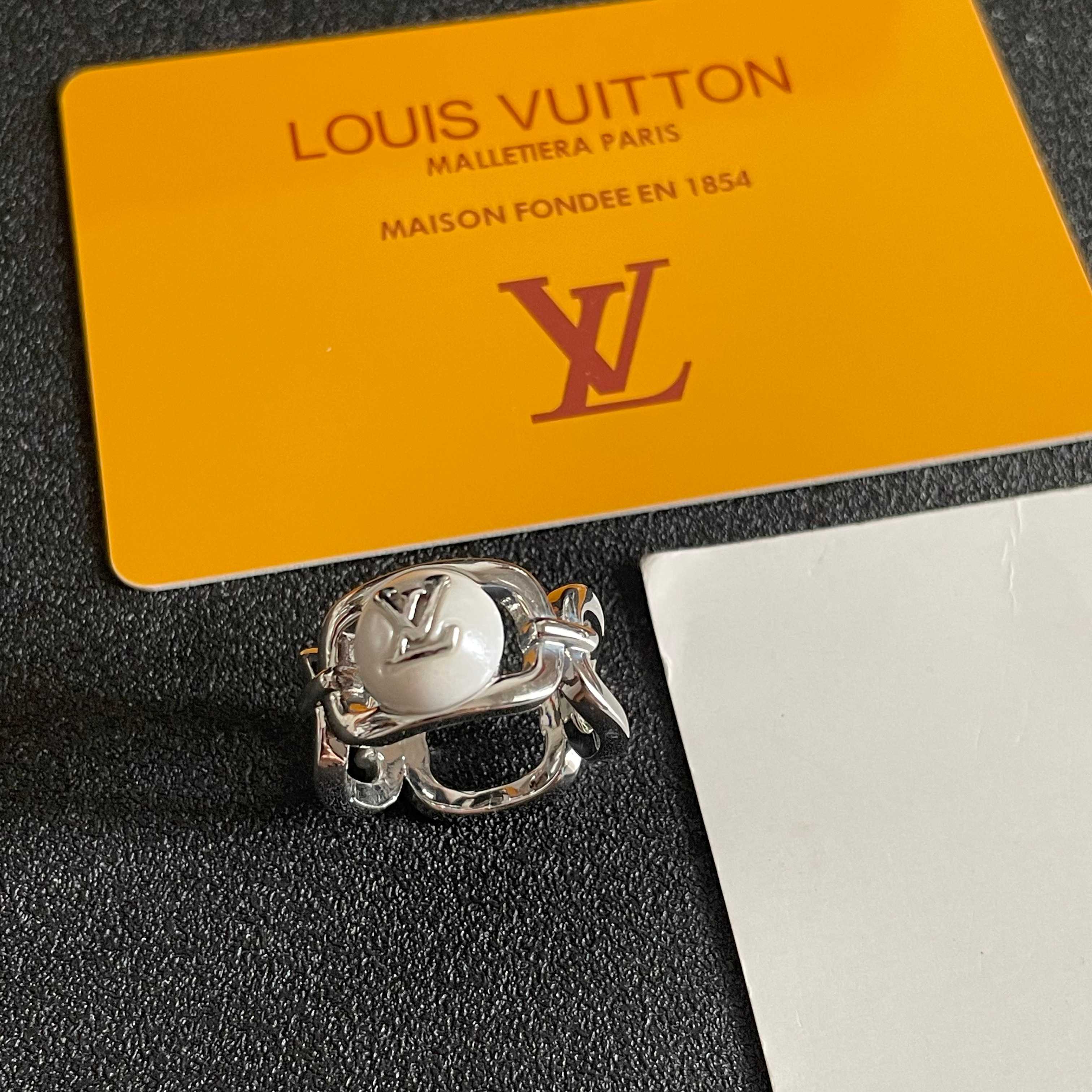 💗新款LV路易威登LouisVuitton戒指！夏天必备款🥰一戴就忍不住想夸的一款，简约的设计，超精致又
