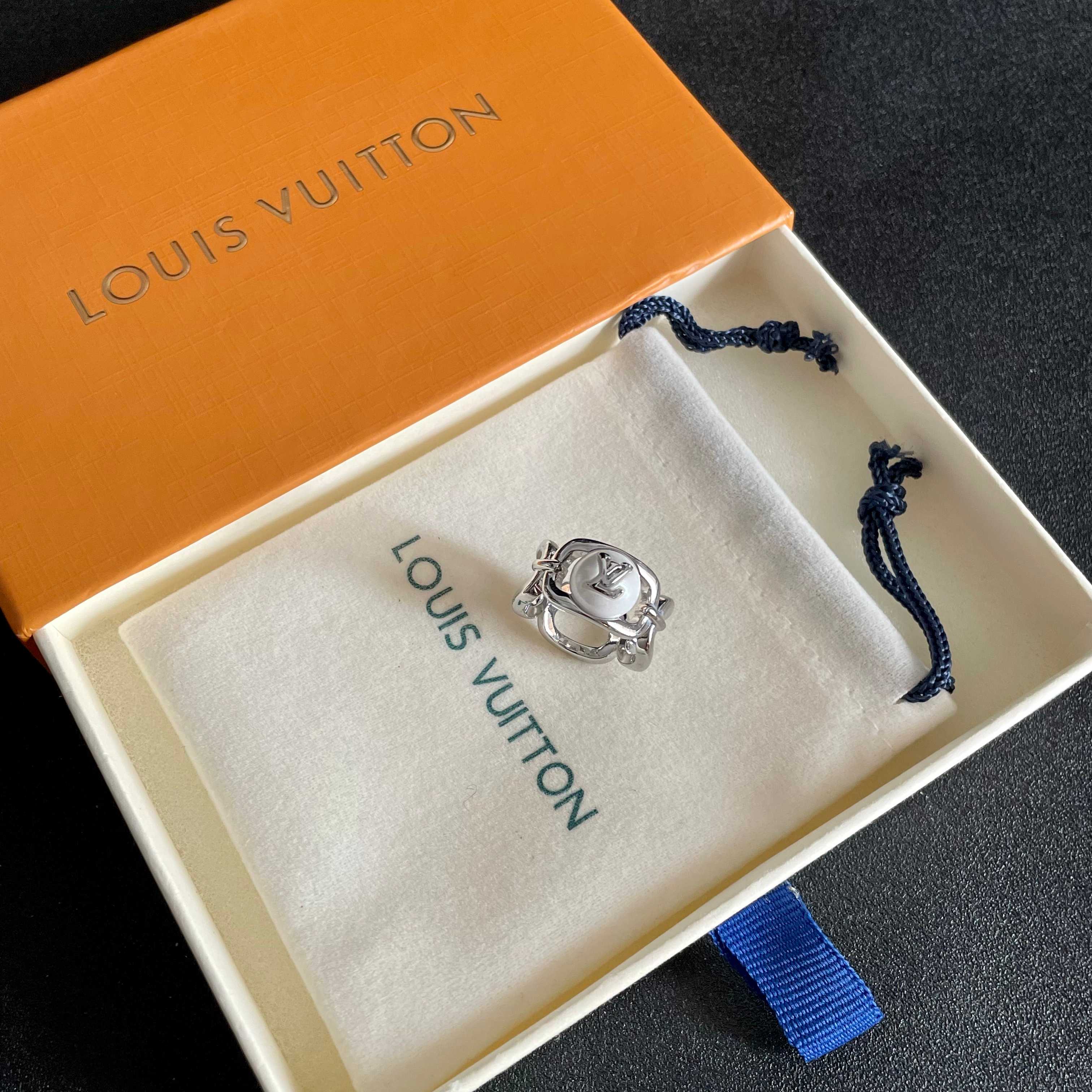 💗新款LV路易威登LouisVuitton戒指！夏天必备款🥰一戴就忍不住想夸的一款，简约的设计，超精致又