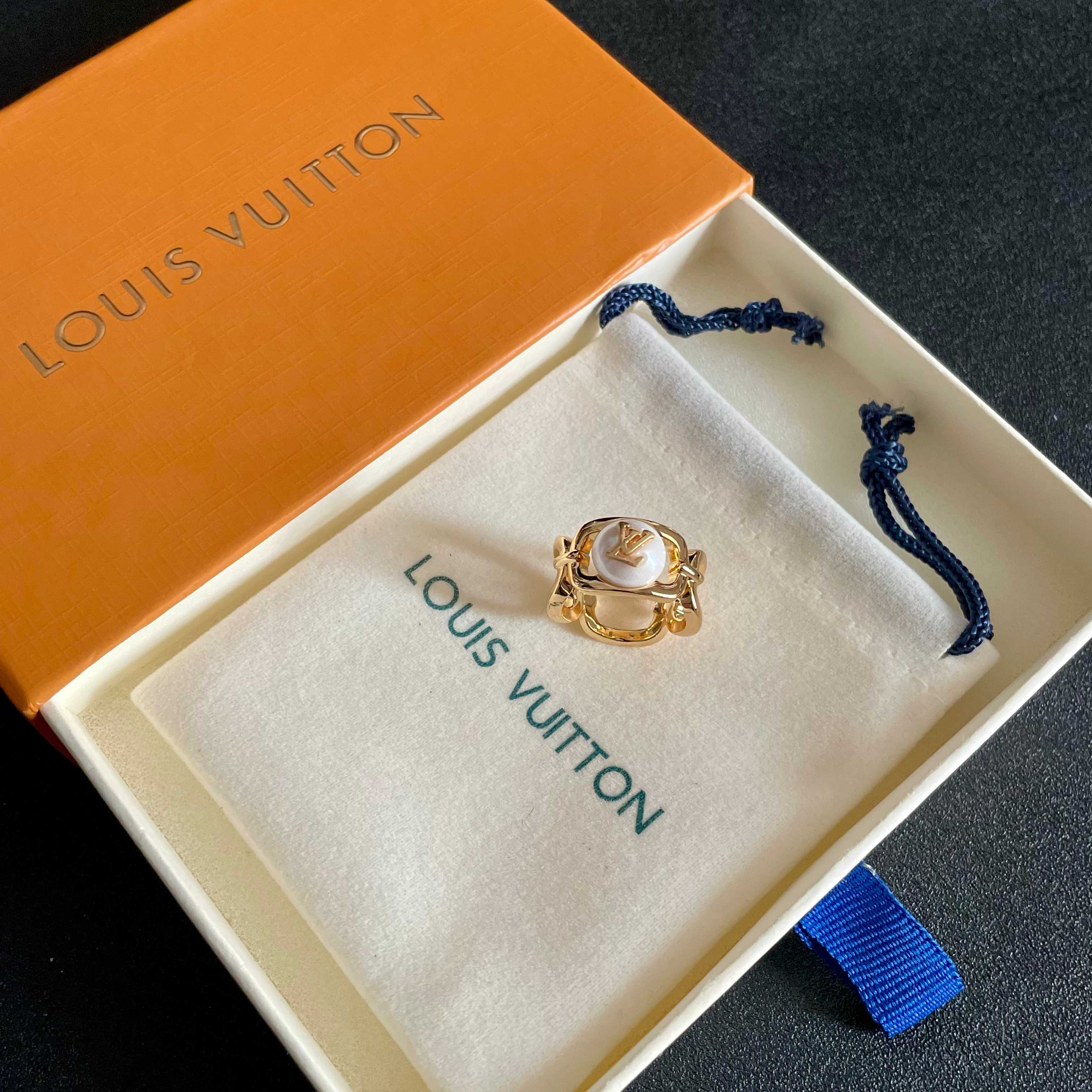 💗新款LV路易威登LouisVuitton戒指！夏天必备款🥰一戴就忍不住想夸的一款，简约的设计，超精致又