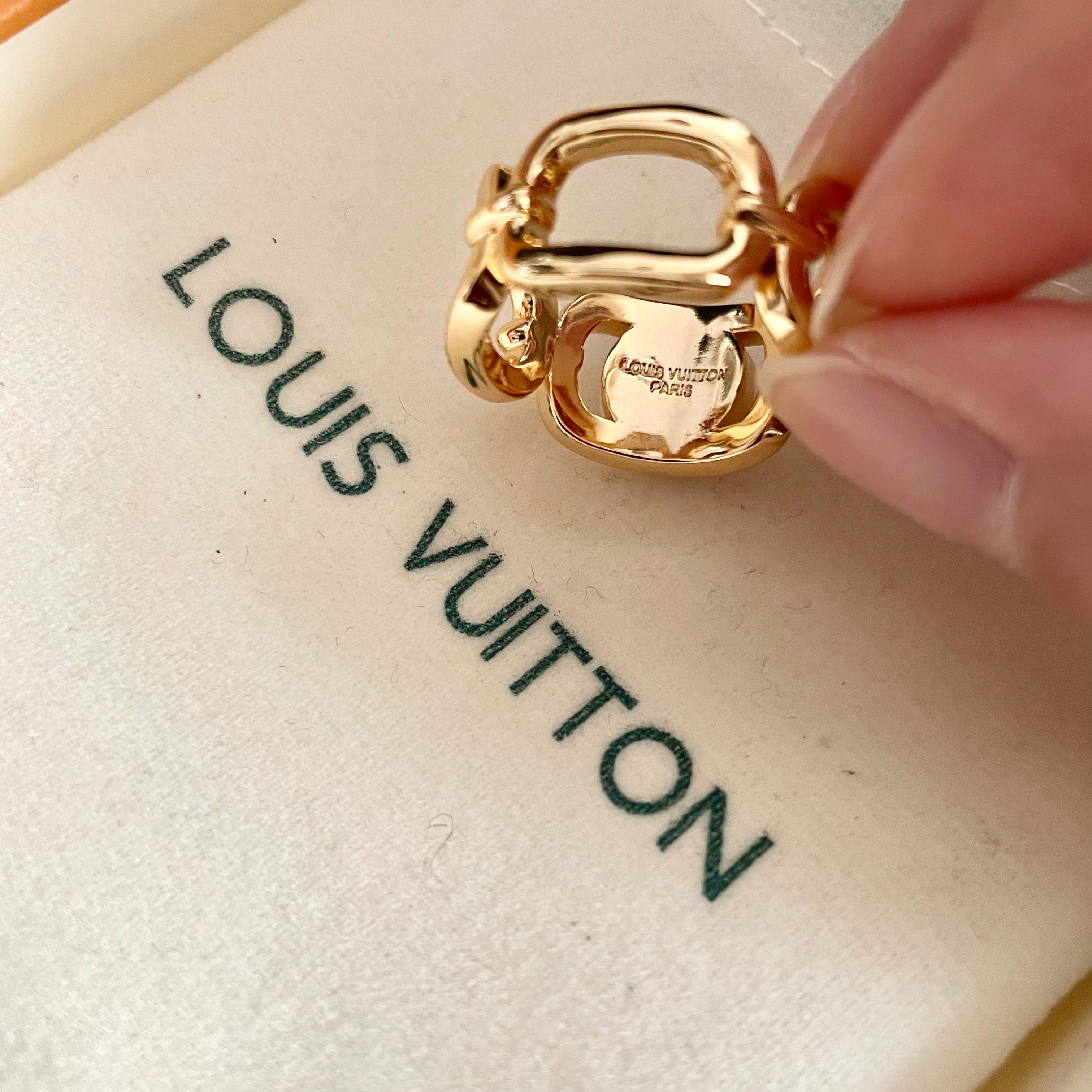 💗新款LV路易威登LouisVuitton戒指！夏天必备款🥰一戴就忍不住想夸的一款，简约的设计，超精致又