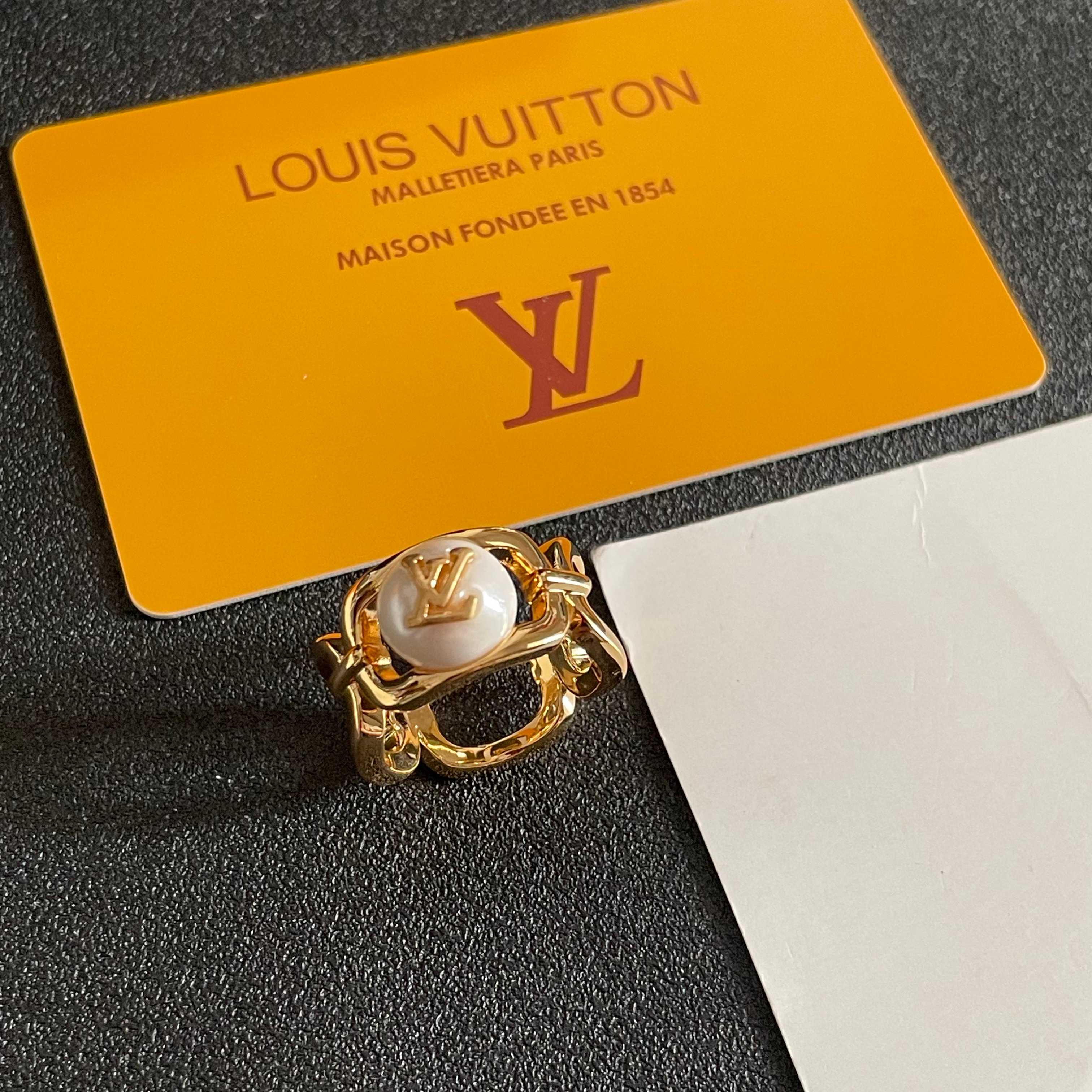 💗新款LV路易威登LouisVuitton戒指！夏天必备款🥰一戴就忍不住想夸的一款，简约的设计，超精致又