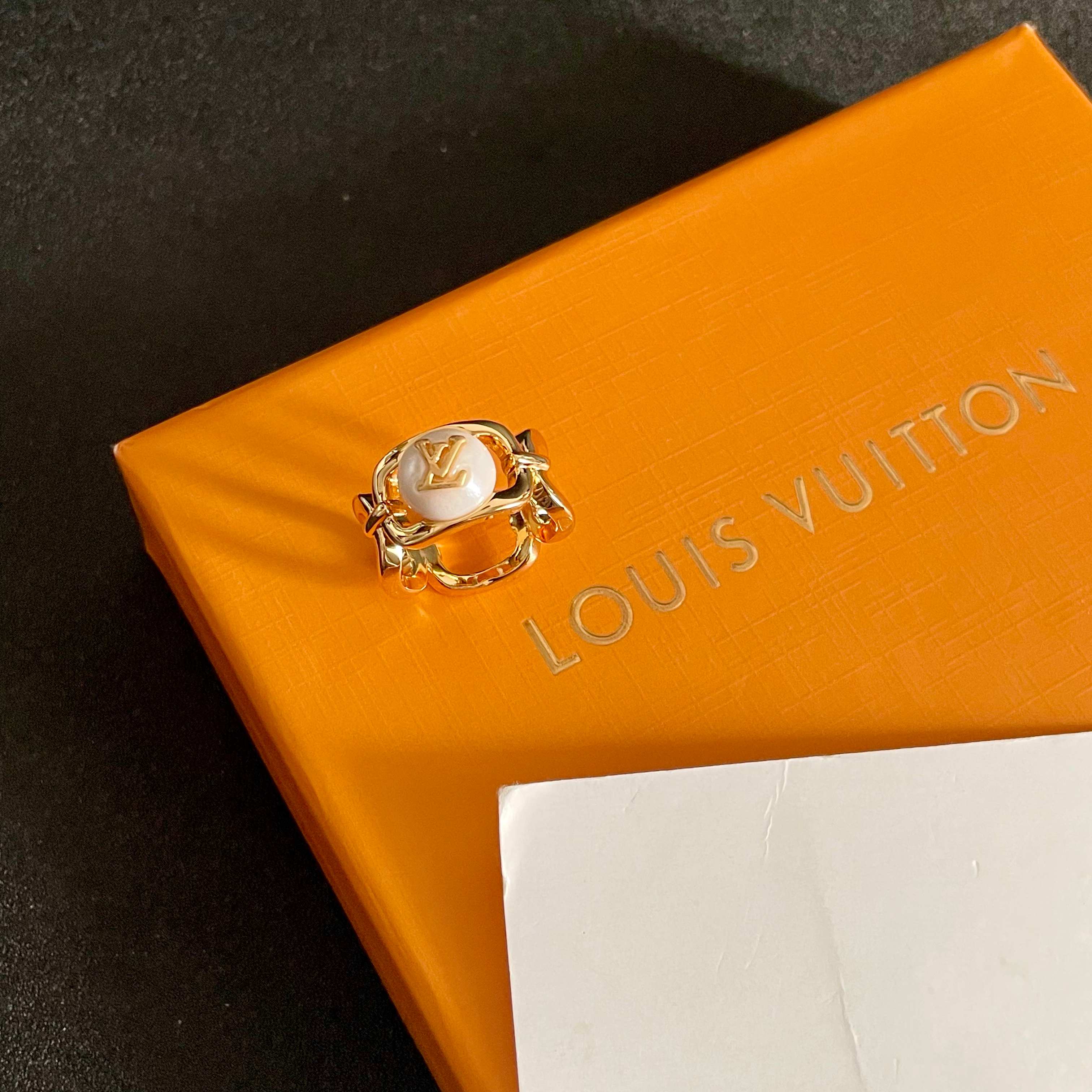 💗新款LV路易威登LouisVuitton戒指！夏天必备款🥰一戴就忍不住想夸的一款，简约的设计，超精致又