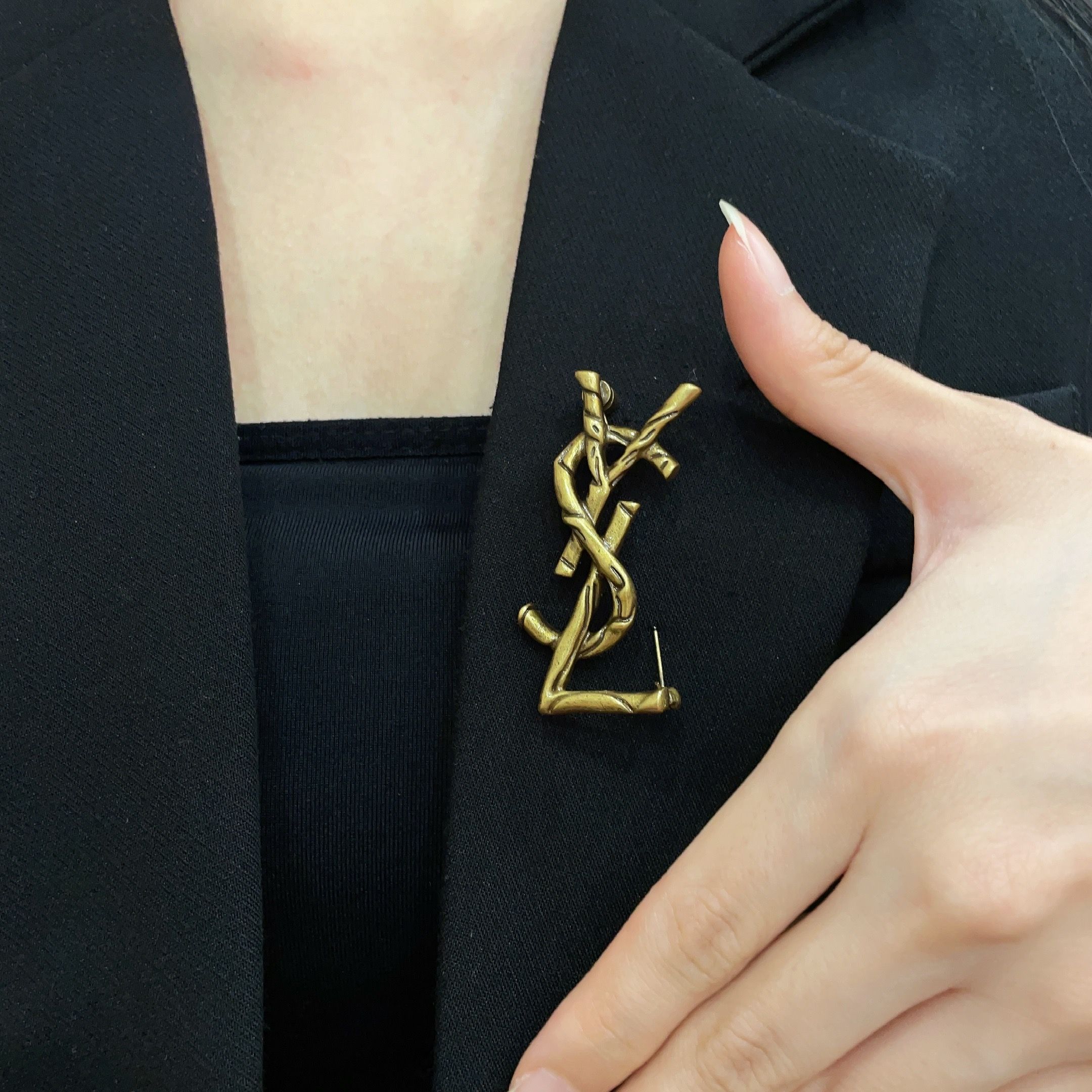 圣罗兰YSL 经典复古胸针 奢侈   复古铜色 犹如酒会礼服一般，绚烂多姿。经典 最具个性魅力象征永远的