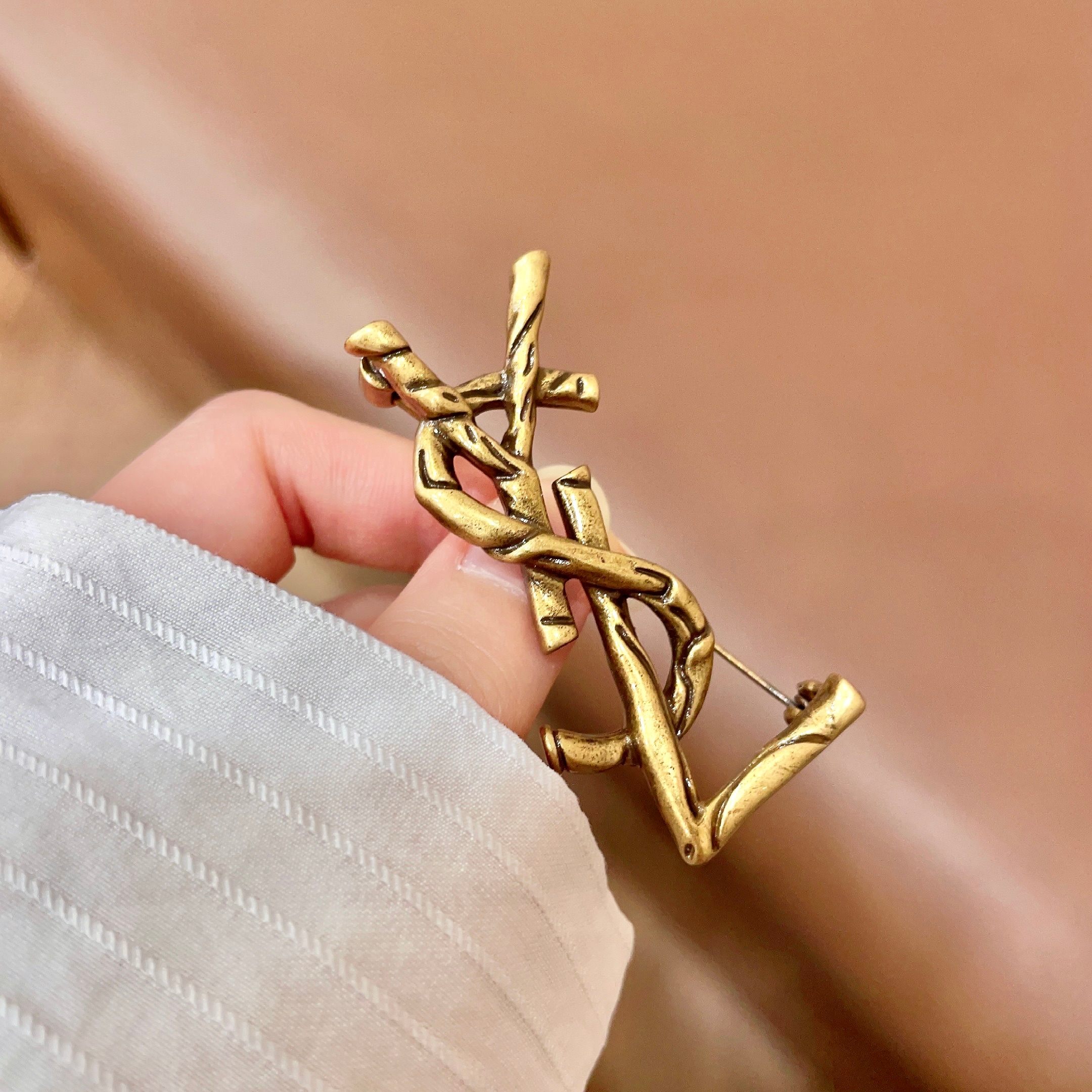 圣罗兰YSL 经典复古胸针 奢侈   复古铜色 犹如酒会礼服一般，绚烂多姿。经典 最具个性魅力象征永远的