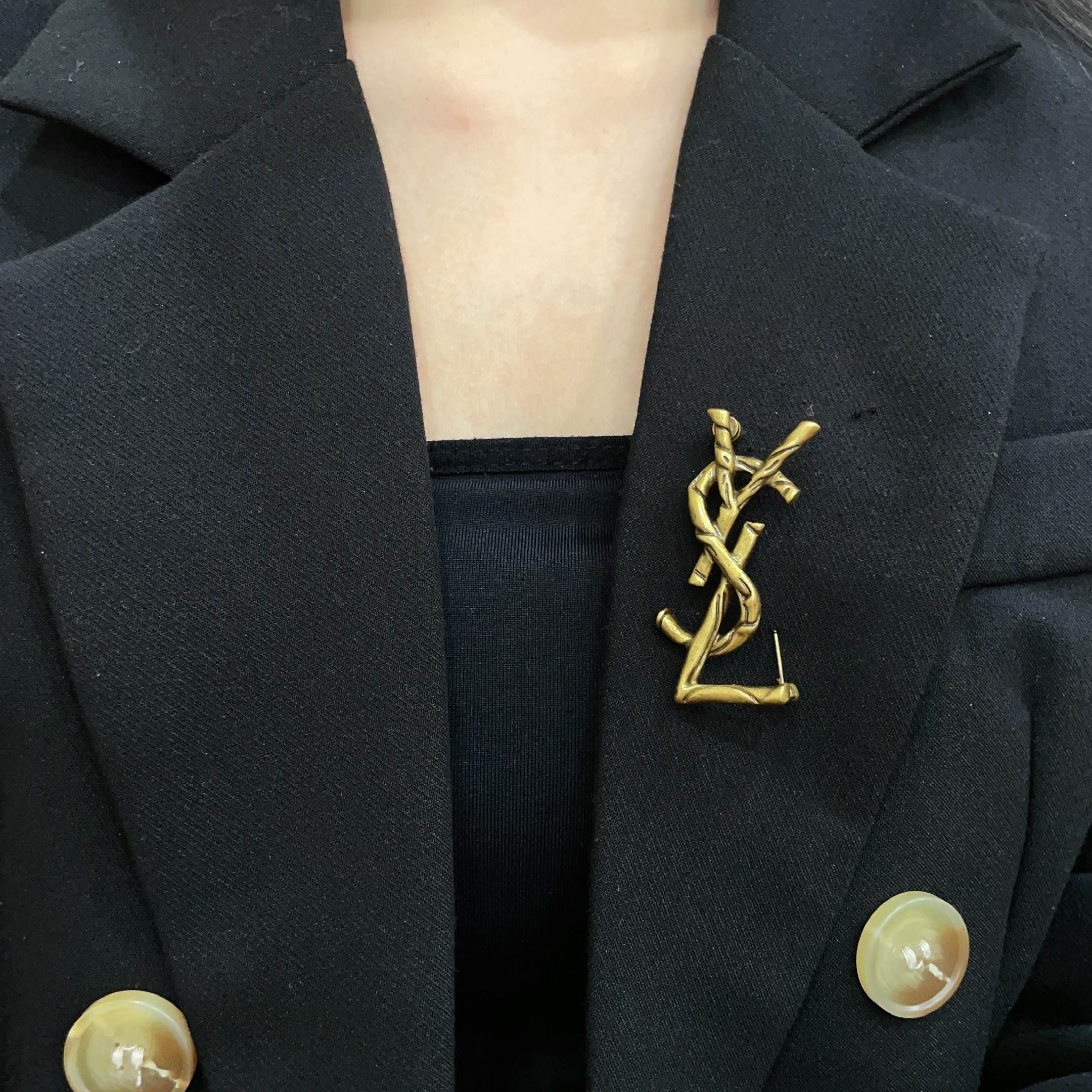 圣罗兰YSL 经典复古胸针 奢侈   复古铜色 犹如酒会礼服一般，绚烂多姿。经典 最具个性魅力象征永远的