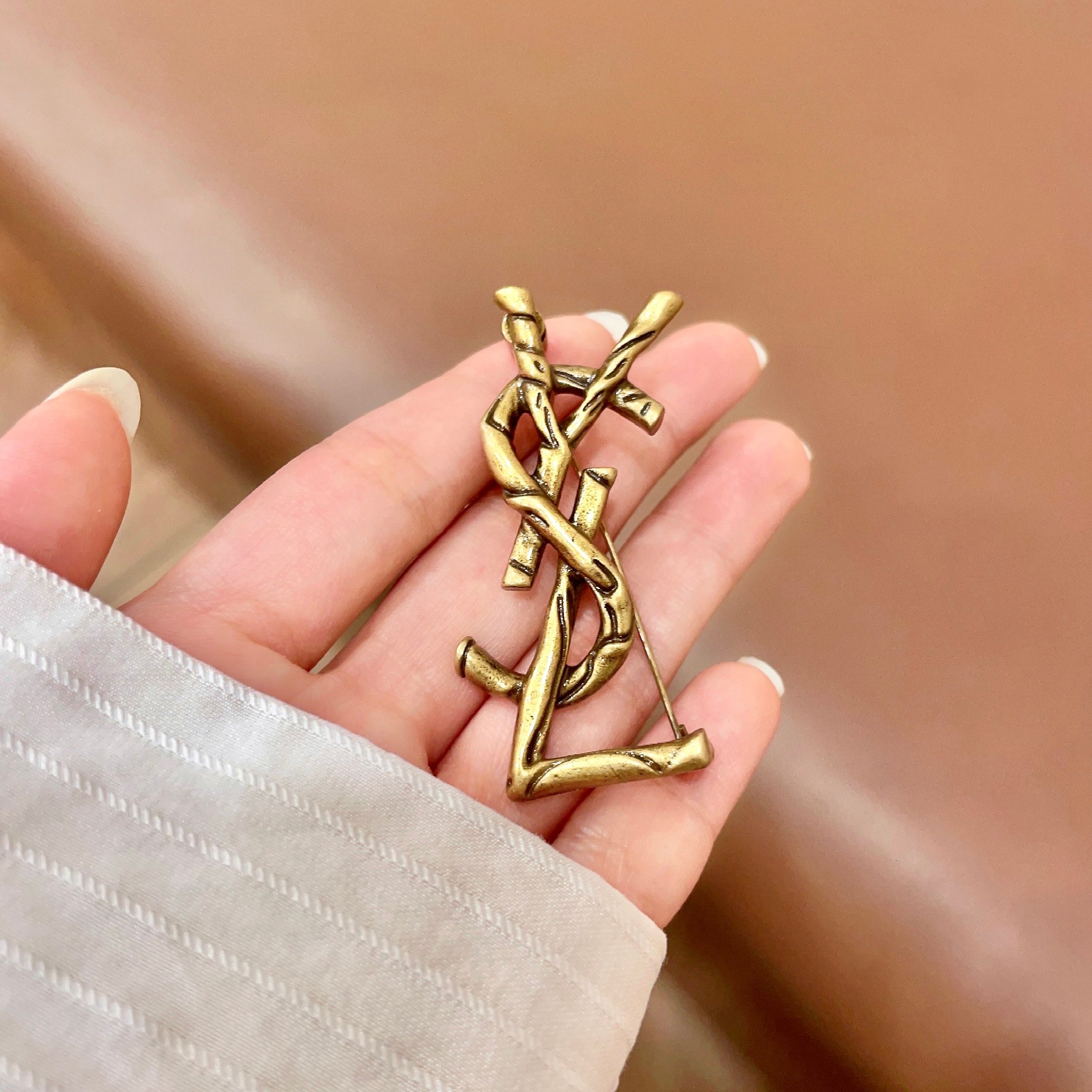 圣罗兰YSL 经典复古胸针 奢侈   复古铜色 犹如酒会礼服一般，绚烂多姿。经典 最具个性魅力象征永远的